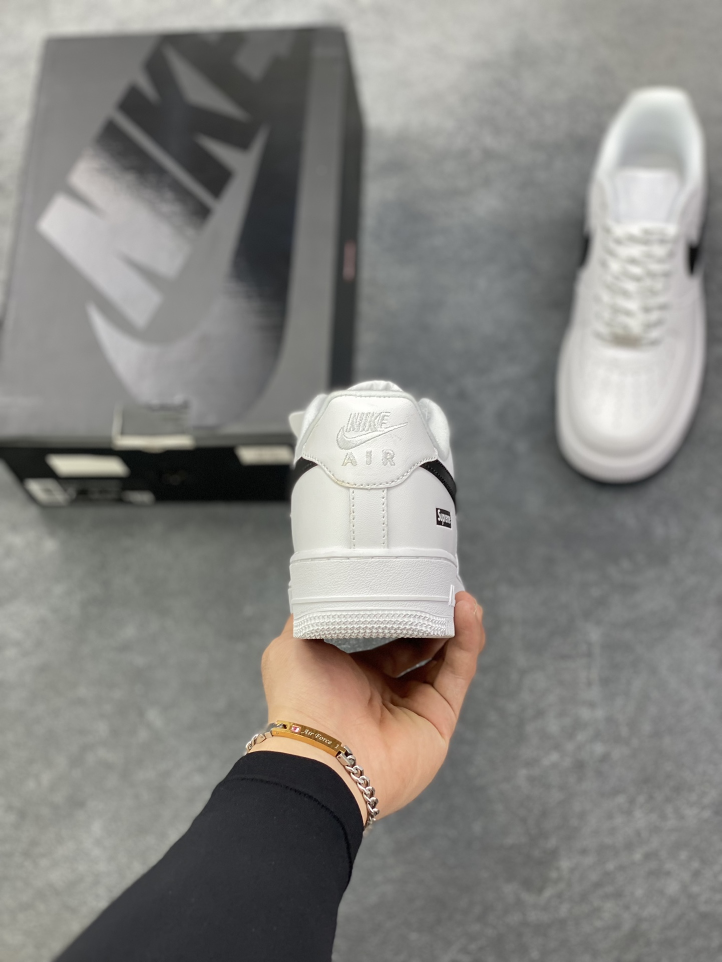 图片[4]-Nike Air Force 1 Low Supreme联名 空军一号低帮运动休闲板鞋 原楦头原纸板 打造纯正空军版型 专注外贸渠道 全掌内置蜂窝气垫 原盒配件 原厂中底钢印、拉帮完美 货号：CU9225-102 尺码：36 36.5 37.5 38 38.5 39 40 40.5 41 42 42.5 43 44 44.5 45-选品中心