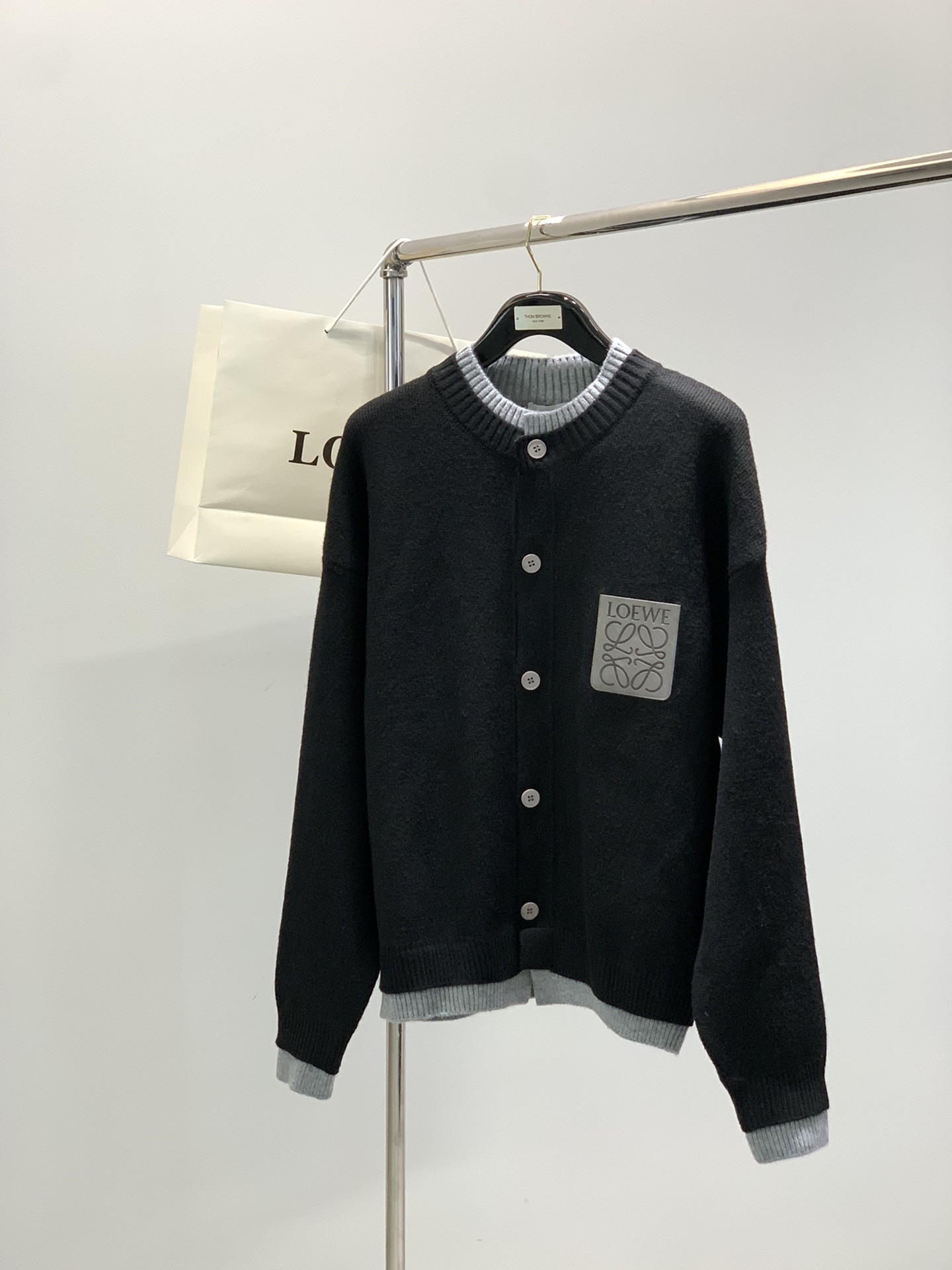 NO:599767,, Loewe Luo Yiwei, the latest autumn and winter style, available at counters at the same time, original order, fashionable and casual knitted cardigan sweater, the upper body is very unique!  Eye-catching and bright, imported original fabrics, top-notch printing technology letter pattern decorative logo, simple yet fashionable, classic atmosphere, comfortable and breathable, handsome and stylish upper body, 2 colors recommended, size M-2XL,, loewe, loewe, sweaters, alexander wang19860909,Loewe 罗意威,秋冬最新款,专柜同步有售,原单狠货,时尚休闲针织开衫毛衣,上身很有特点！吸睛而有亮点,进口原版面料,顶级印花工艺字母图案装饰Logo,简单而不失时尚,经典大气,舒适透气,上身帅气有型,2色推荐,码数M-2XL,,loewe,loewe,sweaters,alexander wang,Men's clothing