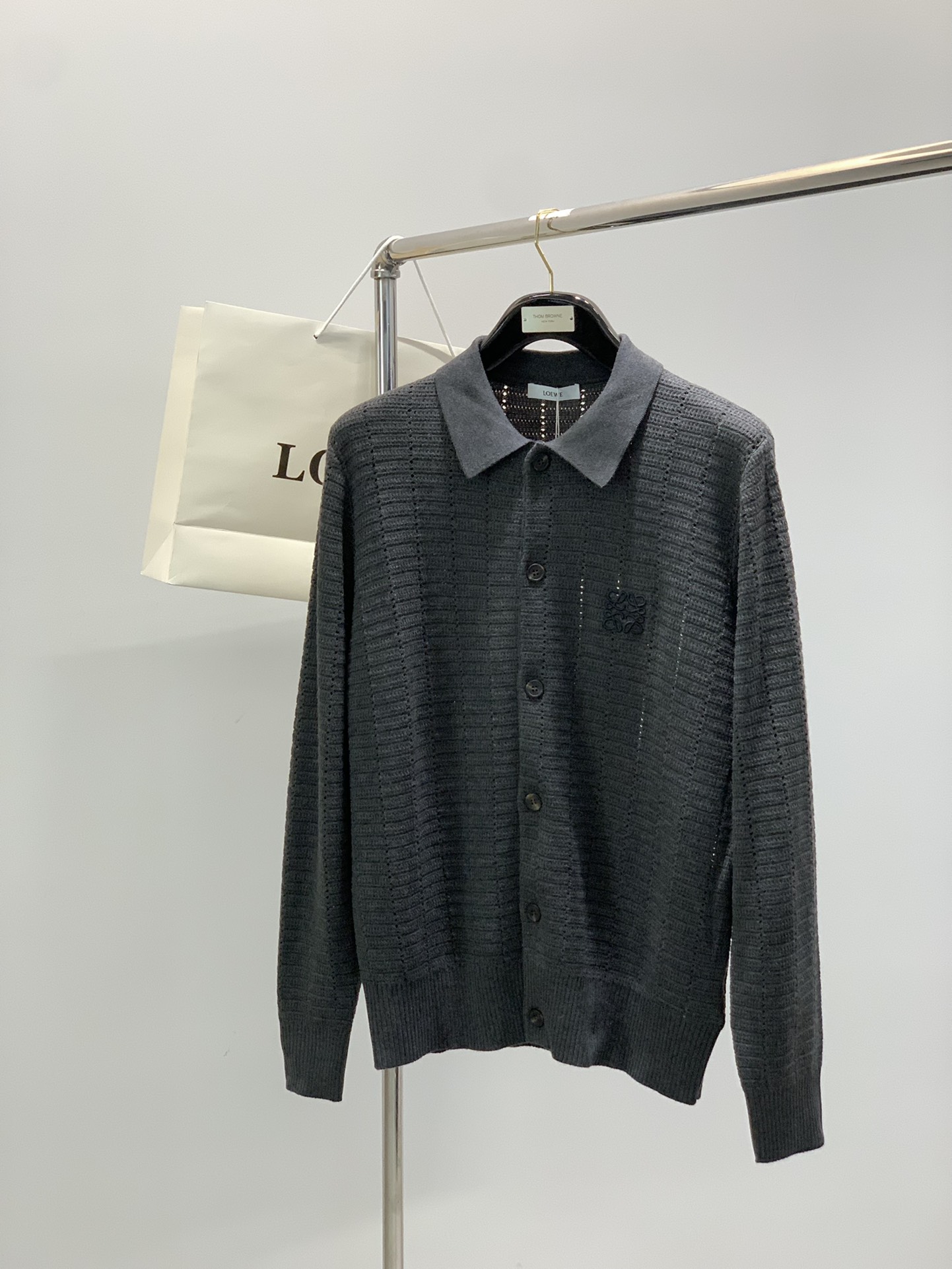 NO:599769,, Loewe, the latest model for autumn, available at counters at the same time, original order, fashionable and casual knitted cardigan sweater, the upper body is very unique!  Eye-catching and bright, imported original fabrics, top embroidery craftsmanship letter pattern decorative logo, simple yet fashionable, classic atmosphere, comfortable and breathable, handsome and stylish upper body, 2 colors recommended, size M-2XL,, loewe, loewe, sweaters, alexander wang19860909,Loewe 罗意威,秋季最新款,专柜同步有售,原单狠货,时尚休闲针织开衫毛衣,上身很有特点！吸睛而有亮点,进口原版面料,顶级刺绣工艺字母图案装饰Logo,简单而不失时尚,经典大气,舒适透气,上身帅气有型,2色推荐,码数M-2XL,,loewe,loewe,sweaters,alexander wang,Men's clothing