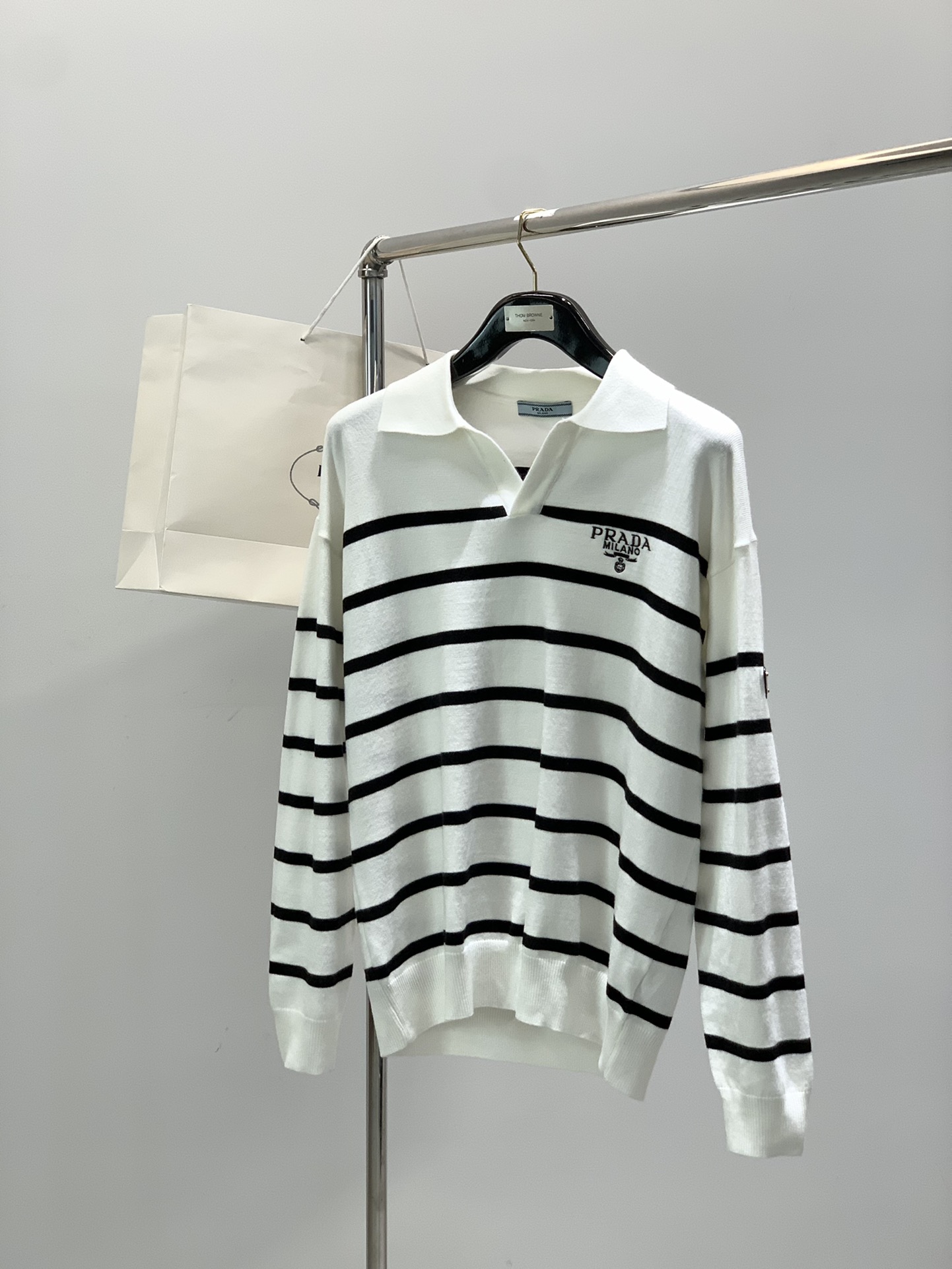 NO:599771,,PRADA Prada, the latest autumn and winter products, available at counters simultaneously, fashionable and casual knitted lapel long-sleeved sweater, imported original fabrics, extremely complex workmanship, the only channel that can be used as a purchasing agent, top-notch embroidery technology letter pattern logo, extremely high-grade, comfortable and versatile, handsome and stylish upper body, 2 colors recommended, size S-2XL,, prada, prada, sweaters, alexander wang19860909,PRADA 普拉达,秋冬最新品,专柜同步有售,时尚休闲针织翻领长袖毛衣,进口原版面料,做工极为复杂,唯一可以做代购级别的渠道狠货,顶级刺绣工艺字母图案logo,档次极高,舒适百搭,上身帅气有型,2色推荐,码数S-2XL,,prada,prada,sweaters,alexander wang,Men's clothing