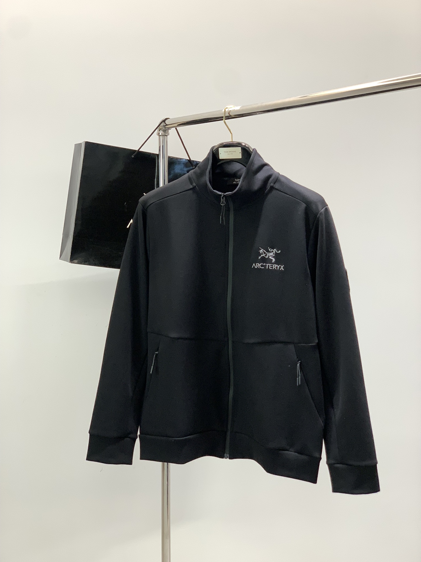 NO:599773,Clothes, pants, ARCTERYX, new autumn AW products, fashionable casual suits, available at counters simultaneously, original goods, imported original fabrics, extremely complex craftsmanship, very elegant and fashionable vision, noble and elegant, from the main fabric to the detailed craftsmanship, highlighting the ingenuity of fashion, 2 colors recommended, size L-4XL, arc'teryx, alexander wang19860909衣服,裤子,ARCTERYX 始祖鸟,秋季AW新品,时尚休闲套装,专柜同步有售,原单狠货,进口原版面料,工艺极度复杂,视觉相当雅致时髦,高贵而优雅,从主体面料到细节工艺,彰显时装的匠心所在,2色推荐,码数L-4XL,arc'teryx,alexander wang,Men's clothing