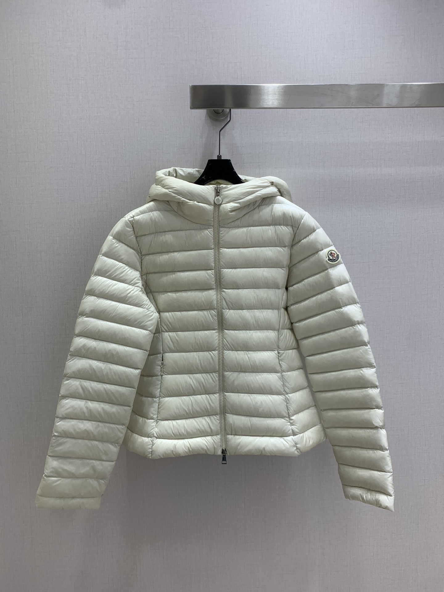 NO:576081,Comes with dust bag, highly recommended MON*2025 new autumn and winter hooded down long-sleeved jacket [goose down], overall warm effect, unique design down jacket, casual and fashionable, perfect embellishment with classic logo, two colors, size 123, high quality ABC,,jackets & coats,down jacket,hats,alexander wang19860909配防尘袋强烈推荐 MON*2025秋冬新款 连帽羽绒长袖外套【鹅绒】 整体保暖效果拉满,独特设计款羽绒服 休闲时尚,经典logo完美点缀 两个色 123码 高品质ABC,,jackets & coats,down jacket,hats,alexander wang,Women's clothing