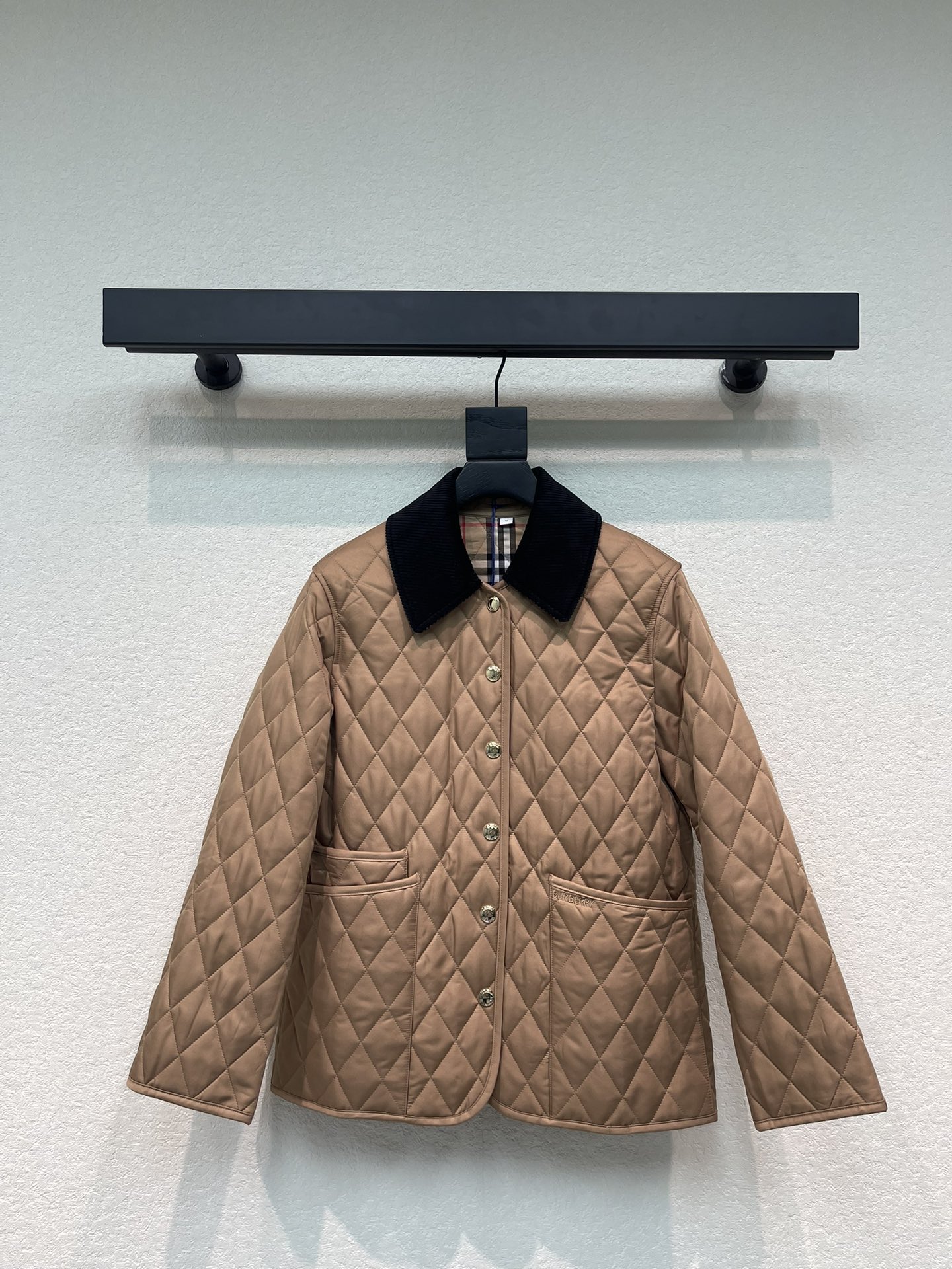 NO:576057,Burberr*25 new autumn and winter classic retro rhombus cotton jacket. Many fashionistas have the same style. This one is highly recommended. Rhombus quilted. Classic plaid lining is super nice. The collar is corduroy and there is a logo on the cuffs. It is super light but has surprisingly good warmth. The upper body can be said to be very fashionable. The most important thing is that it can be worn on both sides. S-XL, burberry, jackets & coats, alexander wang19860909Burberr*25秋冬新品经典复古菱格棉服外套 超多时髦达人同款 这款真的满分推荐 菱格夹棉 内衬经典格子超级好看 领子是灯芯绒 袖口上有logo标识 超轻质感 但是保暖性出奇的好 上身可以说是巨时髦 最重要是两面穿 S-XL,,burberry,jackets & coats,alexander wang,Women's clothing