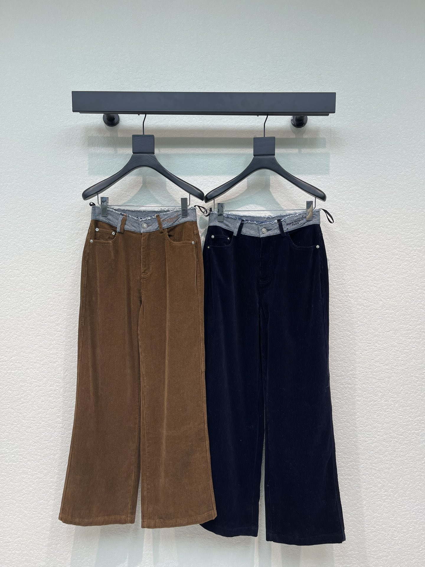 NO:576038,MM6*25 new denim contrasting color splicing corduroy casual straight pants, high-end fabrics, low-key luxury colors, reducing the age of girls!  A must-have artifact for Bai Fumei!  Classic loose and lazy style. Highly recommended for personal use!  Large factory quality assurance, workmanship depends on the details SML, masion margiela, alexander wang19860909MM6*25新款牛仔撞色拼接灯芯绒休闲直筒裤 高订面料 色系低调奢华, 减龄少女时代！白富美必备神器！ 经典宽松慵懒版型 强烈推荐自留款！ 大工厂品质保证,做工看细节 SML,,masion margiela,alexander wang,Women's clothing