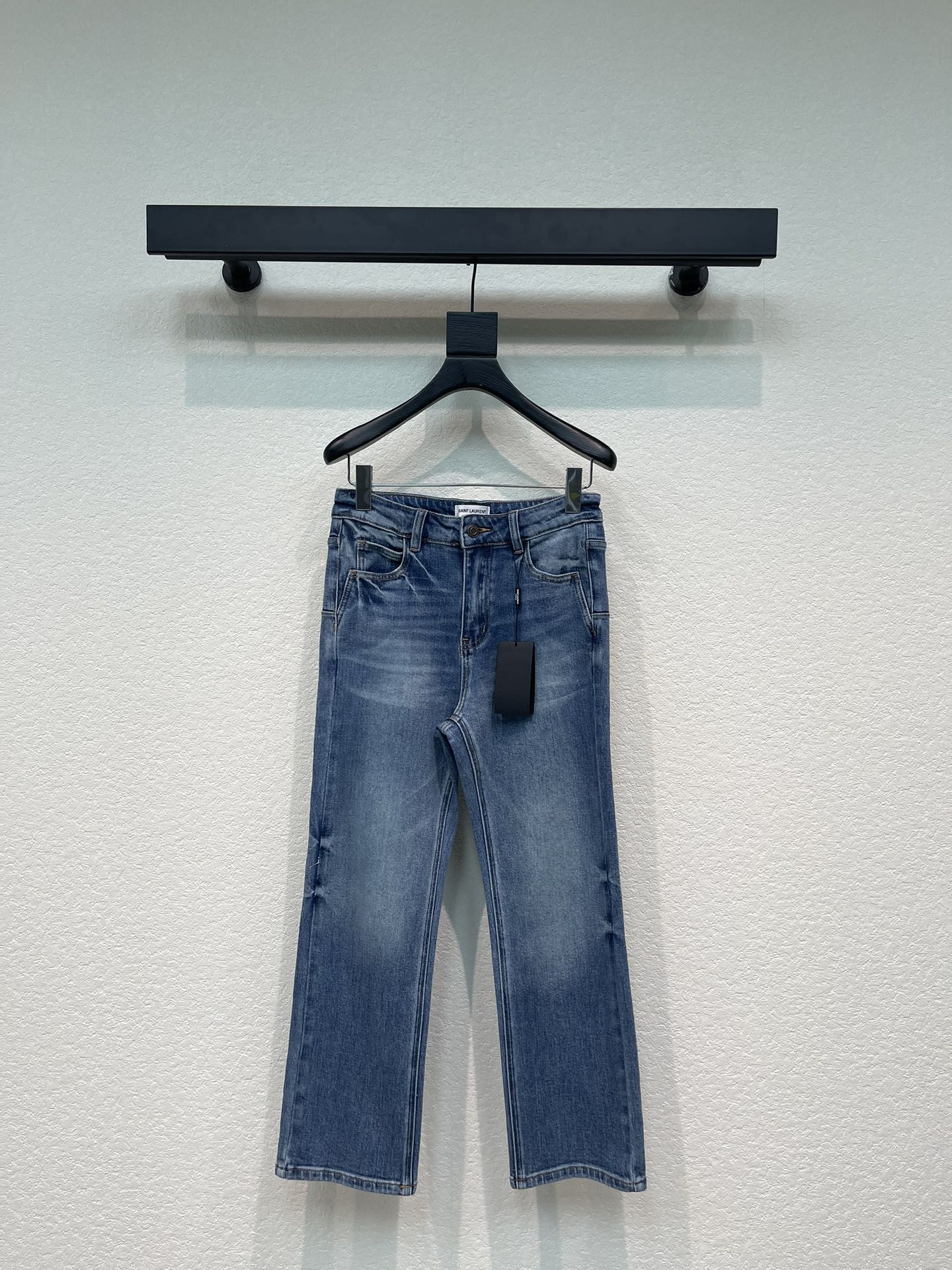 NO:576060,SaintLauren*25 new Ysl small-foot denim trousers, three-dimensional tailoring, unique style design, logo leather label embellishment on the back pocket, these trousers are very friendly to small people, versatile and trendy SML,, saint laurent, saint laurent, alexander wang19860909SaintLauren*25新款Ysl小脚牛仔长裤,立体剪裁 独特风格设计 背后口袋logo皮标点缀这款裤子对小个子很友好款式,百搭很新潮 SML,,saint laurent,saint laurent,alexander wang,Women's clothing