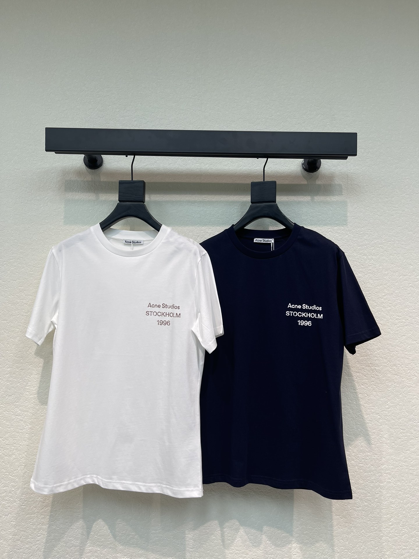 NO:737669,Acne studio*26 new spring and summer short-sleeved T-shirt with contrasting letter print. Customized YB twill cotton material, comfortable texture, full of elasticity, loose round neck short-sleeved cut, embellished with letter logo on the chest, highlighting the brand style, loose version, visually narrowed and elongated, looking slim and fashionable, and stylish outside and inside. SML A,,acne studios,dior,T-shirt,tees,t-shirt,19860909Acne studio*26春夏新款撞色字母印花短袖T恤.定制YB斜纹全棉材质,质感舒适,弹力十足,宽松圆领短袖裁剪,胸口处位置以字母徽标点缀,凸显品牌格调,宽松版型,视觉收窄拉长,穿搭显瘦时尚,外穿内搭都出彩时髦.SML A,,acne studios,dior,T-shirt,tees，t-shirt,,Women's clothing