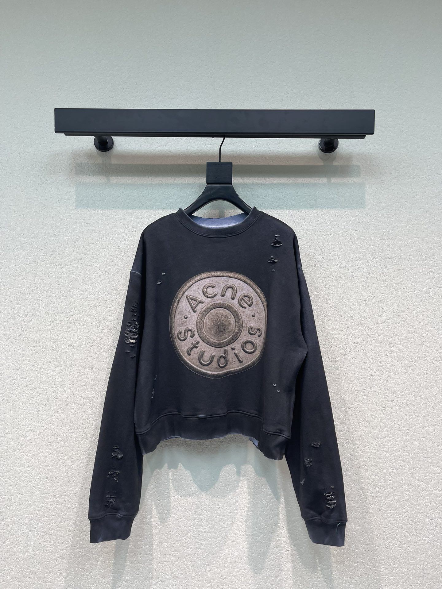 NO:576040,Acne studio  *25 New round neck hole-printed letter sweatshirt. Customized YB native cotton material, breathable, comfortable and stylish, round neck pullover sweatshirt cut, oversized and loose fit, iconic letter logo on the chest, printed with distressed outlines, creating a retro look, showing the brand's high-end feel. Irregular holes throughout the body, the upper body is versatile and slim, simple and not flattering, long-lasting sweatshirt style, showing minimalist casual style, a must-have fashion wear for daily commuting. SML,,acne  studios,dior,versace,hoodie,sweatshirts,alexander wang19860909Acne studio *25新款圆领破洞印花字母卫衣.定制YB原生全棉材质,穿搭透气,舒适有型,圆领套头卫衣剪裁,版型oversized宽松,胸前标志性字母徽标,以印花做旧勾勒,打造复古,尽显品牌高级感.通体不规则破洞,上身百搭显瘦,简约不挑身材,经久不衰的卫衣款式,尽显极简休闲风格,日常通勤必备时尚穿搭.SML,,acne studios,dior,versace,hoodie,sweatshirts,alexander wang,Women's clothing