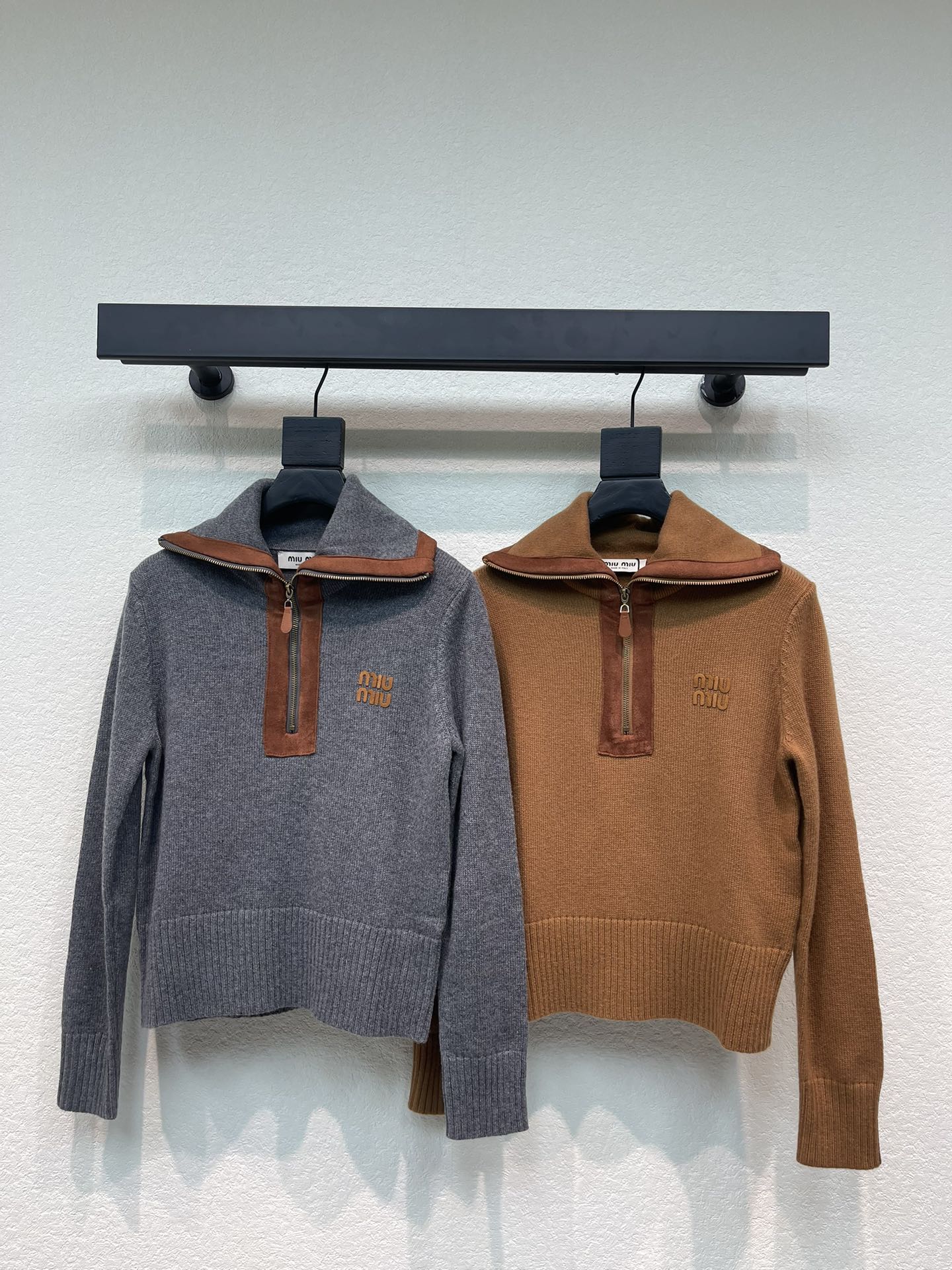 NO:576054,MiuMi*25 new autumn and winter style leather lapel knitted long sleeves!  Customized wool yarn weaving, high-end texture, comfortable and soft, lapel, right-shoulder, long-sleeved sweater style, semi-open suede contoured edge zipper design, with vertical pit strip texture, highlighting the gentle temperament. The edges are tightened with threaded strips, full of elasticity, and the letter logo on the chest is decorated, highlighting the high-end tonality. The regular version does not matter the body shape and age, and is simple and versatile for daily use in all seasons!  SML,,miumiu,sweaters,chamois leather,alexander wang19860909MiuMi*25秋冬新款拼皮翻领针织长袖！定制羊毛纱线织造,质感高级,舒适柔软,翻领正肩长袖毛衣版型,半开襟麂皮轮廓包边拉链设计,搭配竖坑条肌理,突出温柔气质.包边均以螺纹条收紧,弹力十足,胸口字母徽标装饰,彰显高级调性.常规版型不挑身材年龄,四季日常简约百搭款！SML,,miumiu,sweaters,chamois leather,alexander wang,Women's clothing