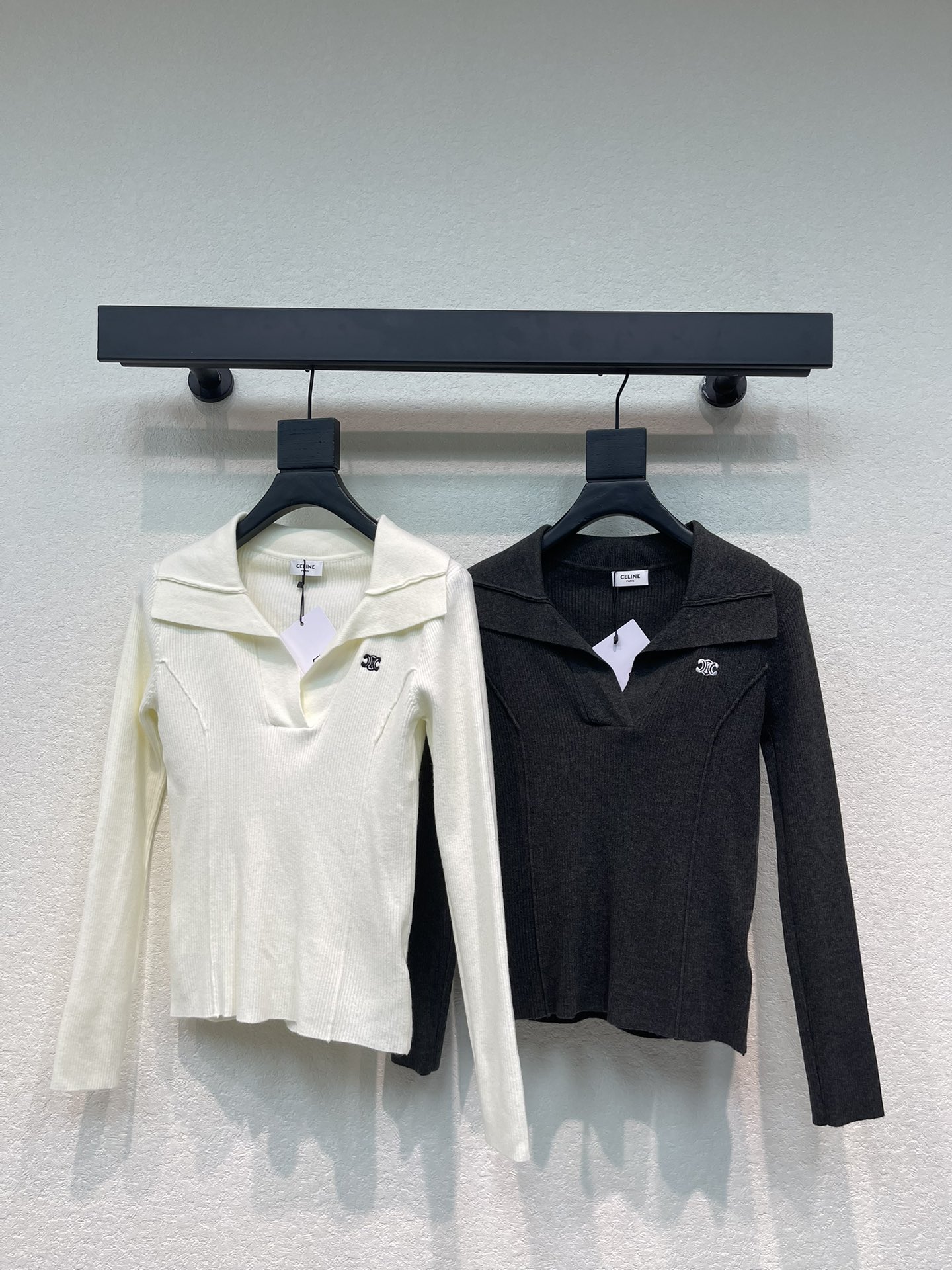 NO:576051,Celin*25 new fall and winter lapel knitted long-sleeved top!  Customized wool yarn weaving, comfortable texture, stretchy and easy to wear, plain lapel long-sleeved top cut, V-shaped half placket at the collar, all-over vertical pitted knitted texture to enrich the visual effect, iconic logo decoration on the chest, adding a high-profile sense of luxury, getting rid of boring monotony, elastic slim fit tailoring, fit the body shape, looking slim and high-end, showing elegant autumn and winter inner wear. SML,,celine,alexander wang, for daily commuting and dating, casual wear19860909Celin*25秋冬新款翻领针织长袖上衣！定制羊毛纱线织造 质感舒适 弹力好穿 素色翻领长袖上衣裁剪 领间V字半开襟 通体竖坑条针织纹理丰富视觉效果 胸前标志性徽标装饰 增添高调奢华感 摆脱无聊的单调 弹力修身版型剪裁 贴合身形 穿搭显瘦高级 尽显优雅秋冬内搭 日常通勤约会休闲都SML,,celine,alexander wang,Women's clothing