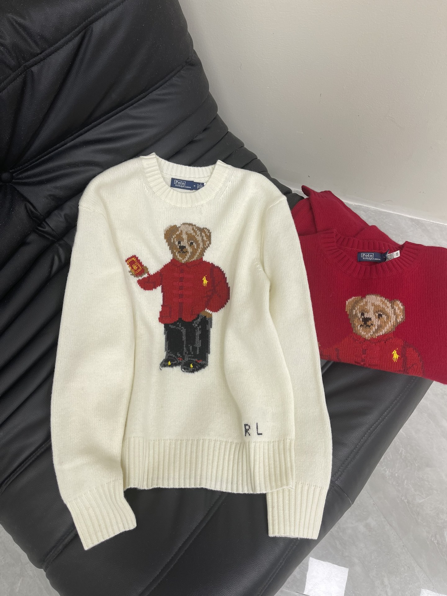 NO:709216,Ralph Laure*'s new polo New Year's limited edition bear knitted sweater in a red tunic suit is a must-have for quality control. It's so detailed that the bears' shoes have gold horse riding labels. Imported wool and cashmere yarn fabrics are soft and waxy. The texture is incomparable~~ Intarsia bear three-dimensional embroidery technology. Purely hand-made cross-stitch LP logo. A must-have for girls who are younger and have a fashionable temperament!  Childlike high-end retro casual style SML A,,loro piana,sweaters,19860909Ralph Laure*拉夫*新款polo新年限定穿红色中山装的小熊针织毛衣品质控必入 细致到小熊的鞋子上都有金丝骑马标 进口羊毛羊绒纱线面料 软软糯糯 质感无敌赞～～嵌花小熊立体刺绣工艺 纯手工十字绣法LP标志 减龄少女气质时髦精必入！童趣高级复古随性风 SML A,,loro piana,sweaters,,Women's clothing