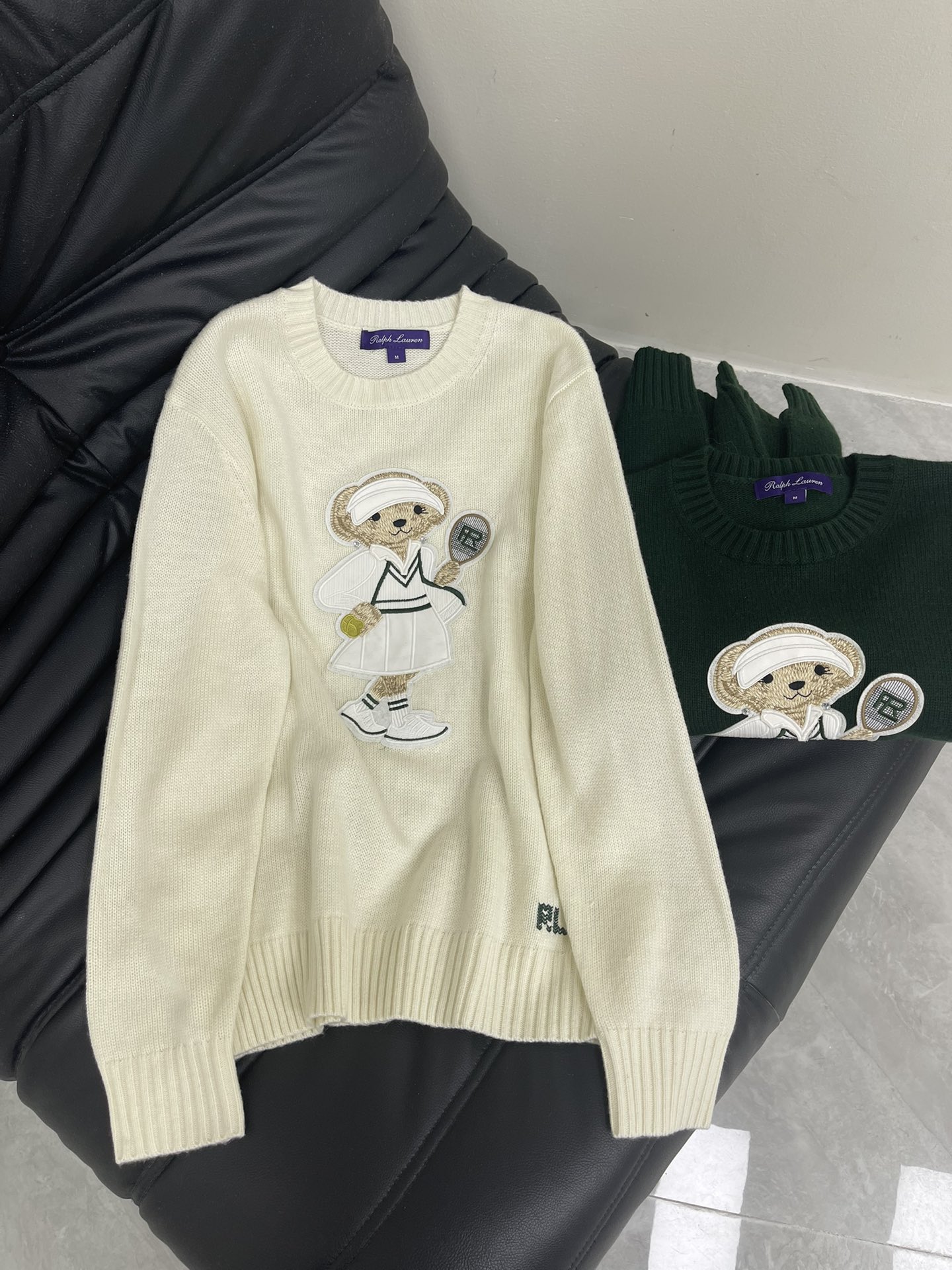 NO:709219,Ralph Laure*Raff*'s new polo British-style tennis girl hat with bear embroidery pattern round neck knitted sweater is a high-end American outfit. Classic loose fit design. Quality control is a must. Customized imported cashmere wool yarn has an incomparable texture. Embroidered bear three-dimensional embroidery technology. Purely hand-made cross-stitch LP letters. A must-have for age-reducing girls. SML A,,loro piana,sweaters,hats,19860909Ralph Laure*拉夫*新款polo英伦风网球女孩帽子小熊刺绣图案圆领针织毛衣高级美式穿搭 经典宽松版型设计 品质控必入 定制进口羊绒羊毛纱线质感无敌赞 刺绣小熊立体刺绣工艺 纯手工十字绣法LP字母 减龄少女气质时髦精必入 SML A,,loro piana,sweaters,hats,,Women's clothing