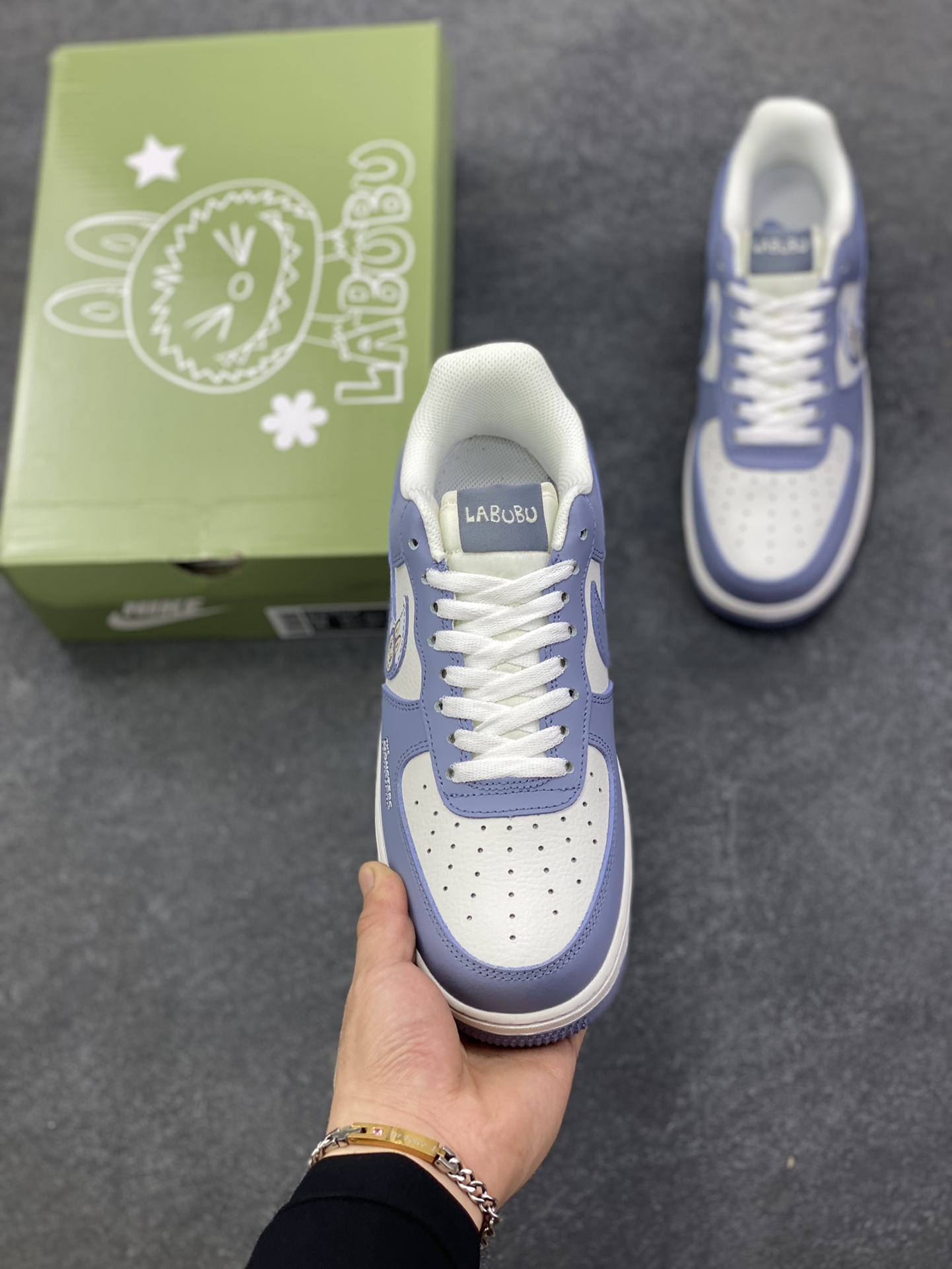 图片[2]-NIke Air Force 1 \’07 Low “灰色涂鸦拉布布”空军一号 低帮 运动鞋 休闲鞋 折边针车 工艺难度大 原楦头原纸板 原装鞋盒 定制五金配件 内置全掌气垫 原厂鞋底 货号：KJ5188-004 尺码：36 36.5 37.5 38 38.5 39 40 40.5 41 42 42.5 43 44 44.5 45-选品中心