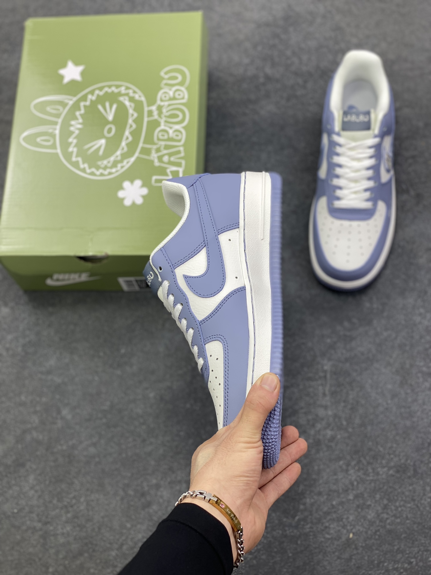 图片[3]-NIke Air Force 1 \’07 Low “灰色涂鸦拉布布”空军一号 低帮 运动鞋 休闲鞋 折边针车 工艺难度大 原楦头原纸板 原装鞋盒 定制五金配件 内置全掌气垫 原厂鞋底 货号：KJ5188-004 尺码：36 36.5 37.5 38 38.5 39 40 40.5 41 42 42.5 43 44 44.5 45-选品中心