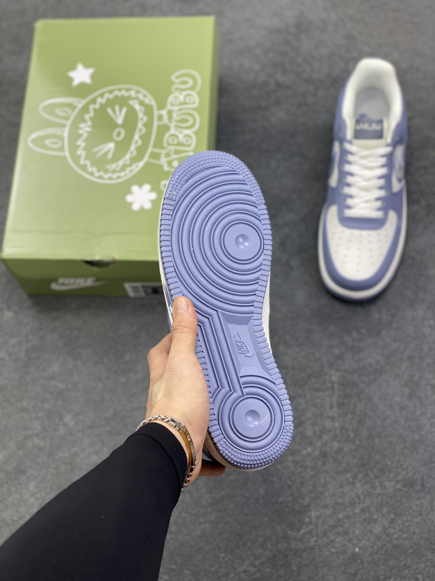 图片[5]-NIke Air Force 1 \’07 Low “灰色涂鸦拉布布”空军一号 低帮 运动鞋 休闲鞋 折边针车 工艺难度大 原楦头原纸板 原装鞋盒 定制五金配件 内置全掌气垫 原厂鞋底 货号：KJ5188-004 尺码：36 36.5 37.5 38 38.5 39 40 40.5 41 42 42.5 43 44 44.5 45-选品中心