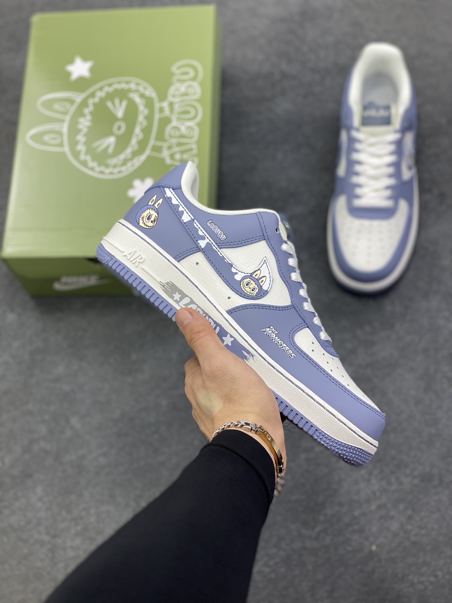 NIke Air Force 1 \’07 Low “灰色涂鸦拉布布”空军一号 低帮 运动鞋 休闲鞋 折边针车 工艺难度大 原楦头原纸板 原装鞋盒 定制五金配件 内置全掌气垫 原厂鞋底 货号：KJ5188-004 尺码：36 36.5 37.5 38 38.5 39 40 40.5 41 42 42.5 43 44 44.5 45-选品中心