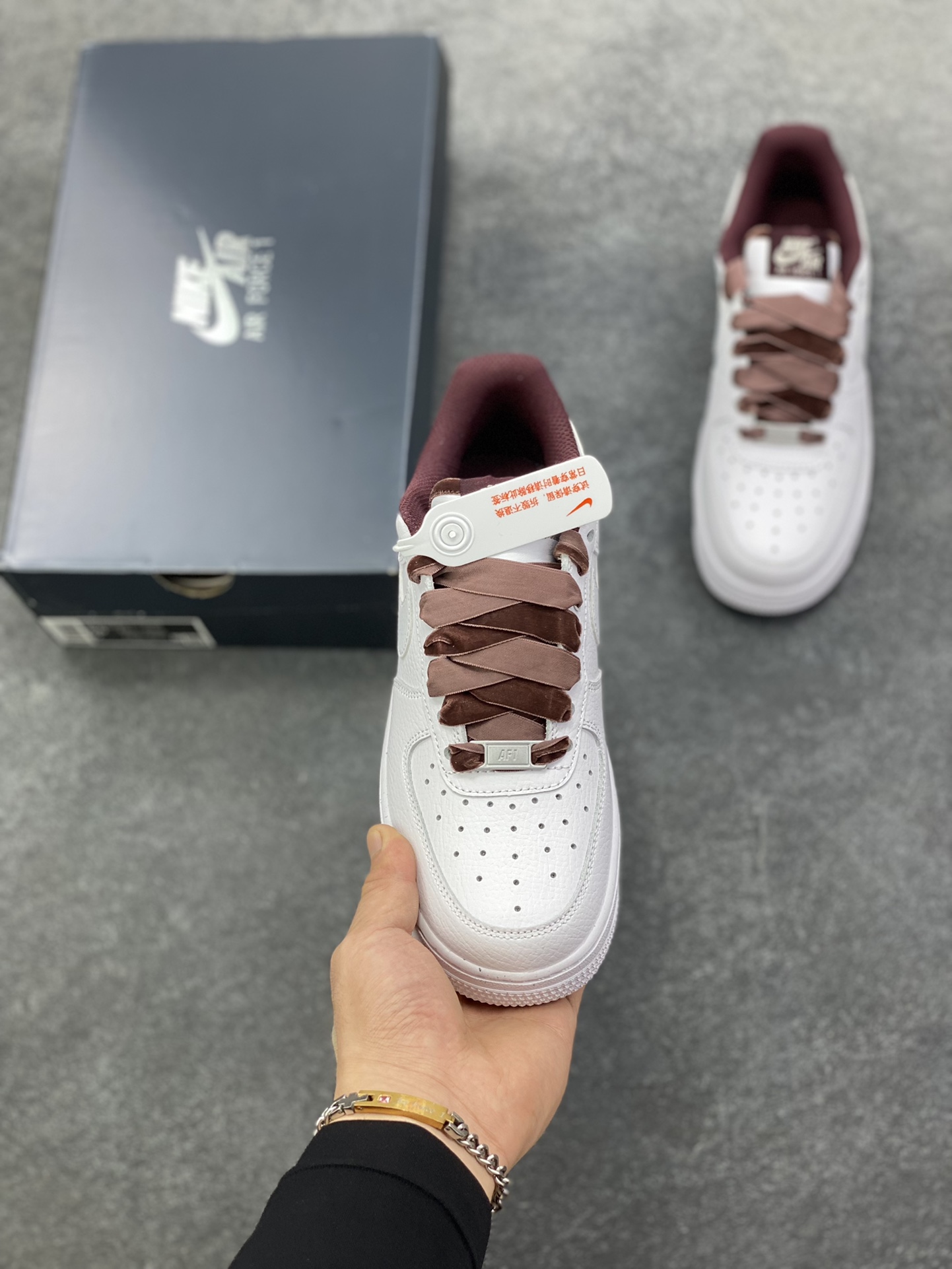 图片[2]-Nike Air Force 1 Low 白深棕 原楦头原纸板 打造纯正空军版型 专注外贸渠道 全掌内置蜂窝气垫 原盒配件 原厂中底钢印、拉帮完美 货号：HV4403-600 尺码：35.5 36 36.5 37.5 38 38.5 39 40-选品中心