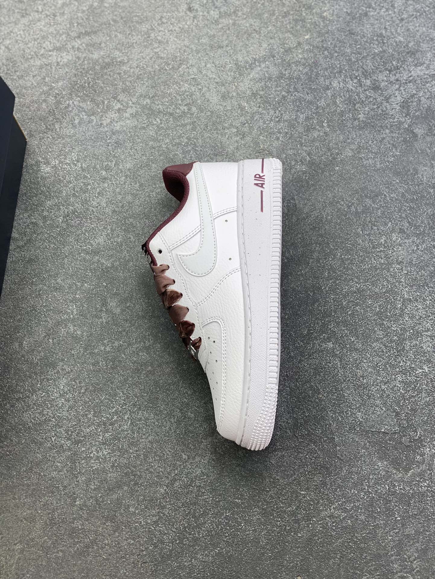 图片[7]-Nike Air Force 1 Low 白深棕 原楦头原纸板 打造纯正空军版型 专注外贸渠道 全掌内置蜂窝气垫 原盒配件 原厂中底钢印、拉帮完美 货号：HV4403-600 尺码：35.5 36 36.5 37.5 38 38.5 39 40-选品中心