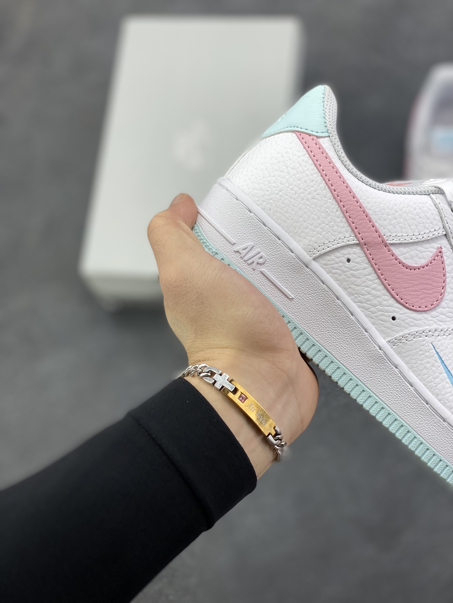 图片[6]-福利特价 Nike Air Force 1 07 low空军一号板鞋 白粉 原楦头原纸板 打造纯正空军版型#专注外贸渠道 全掌内置蜂窝气垫 #原盒配件 原厂中底钢印、拉帮完美 货号：IH0640-161 尺码：36 36.5 37.5 38 38.5 39 40-选品中心