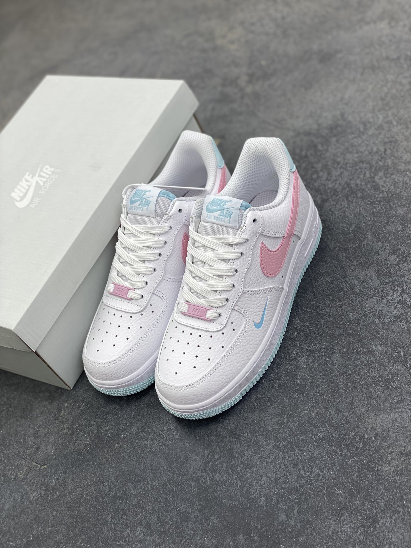 图片[8]-福利特价 Nike Air Force 1 07 low空军一号板鞋 白粉 原楦头原纸板 打造纯正空军版型#专注外贸渠道 全掌内置蜂窝气垫 #原盒配件 原厂中底钢印、拉帮完美 货号：IH0640-161 尺码：36 36.5 37.5 38 38.5 39 40-选品中心