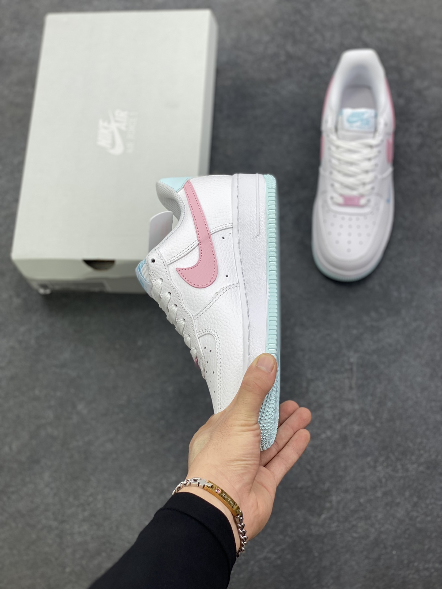 图片[3]-福利特价 Nike Air Force 1 07 low空军一号板鞋 白粉 原楦头原纸板 打造纯正空军版型#专注外贸渠道 全掌内置蜂窝气垫 #原盒配件 原厂中底钢印、拉帮完美 货号：IH0640-161 尺码：36 36.5 37.5 38 38.5 39 40-选品中心