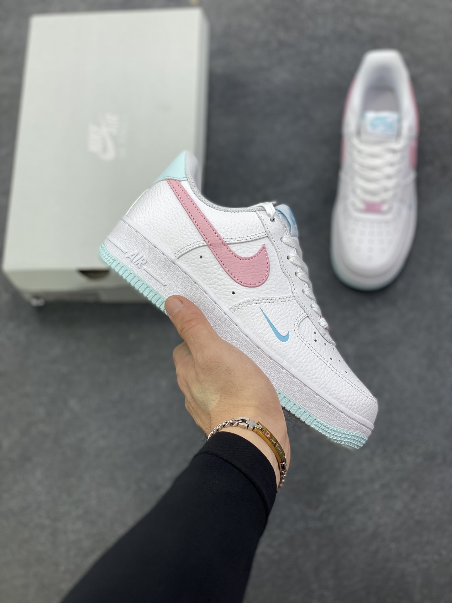 福利特价 Nike Air Force 1 07 low空军一号板鞋 白粉 原楦头原纸板 打造纯正空军版型#专注外贸渠道 全掌内置蜂窝气垫 #原盒配件 原厂中底钢印、拉帮完美 货号：IH0640-161 尺码：36 36.5 37.5 38 38.5 39 40-选品中心