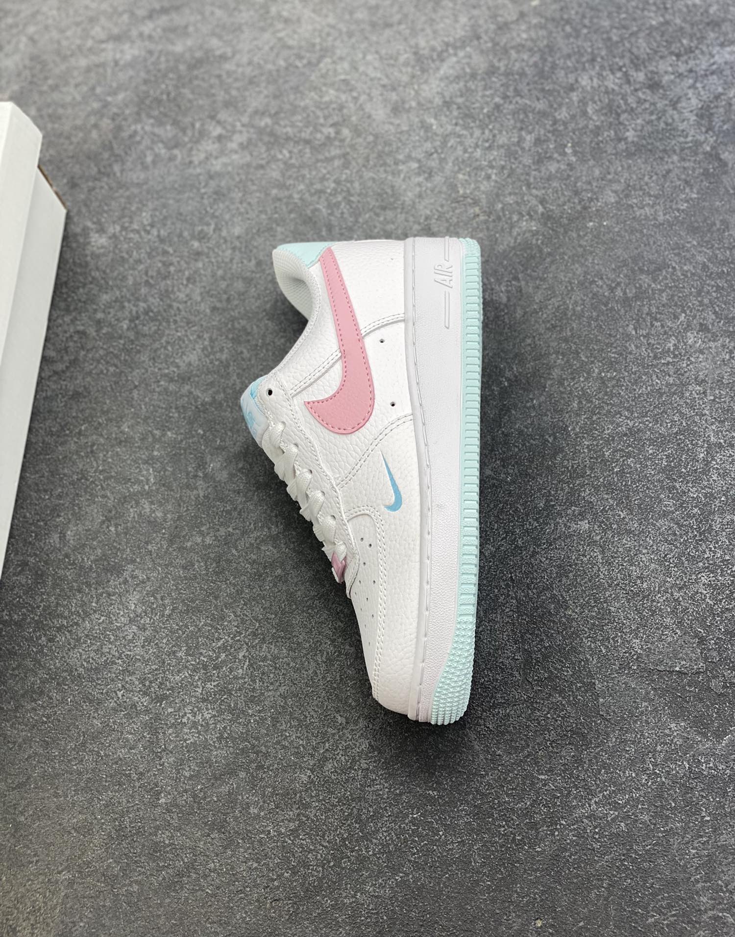图片[7]-福利特价 Nike Air Force 1 07 low空军一号板鞋 白粉 原楦头原纸板 打造纯正空军版型#专注外贸渠道 全掌内置蜂窝气垫 #原盒配件 原厂中底钢印、拉帮完美 货号：IH0640-161 尺码：36 36.5 37.5 38 38.5 39 40-选品中心