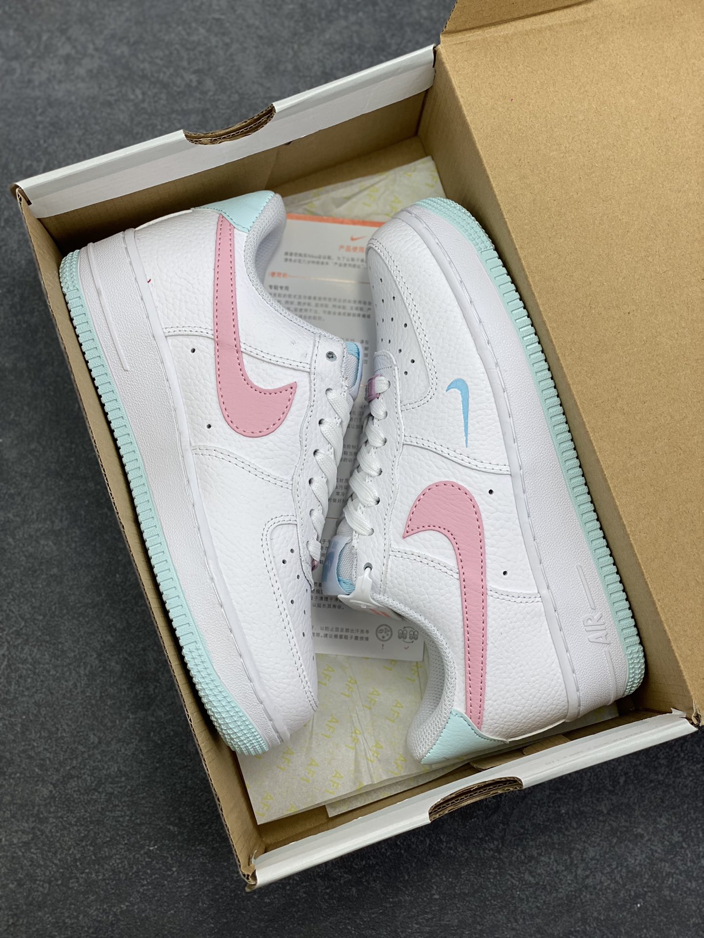 图片[9]-福利特价 Nike Air Force 1 07 low空军一号板鞋 白粉 原楦头原纸板 打造纯正空军版型#专注外贸渠道 全掌内置蜂窝气垫 #原盒配件 原厂中底钢印、拉帮完美 货号：IH0640-161 尺码：36 36.5 37.5 38 38.5 39 40-选品中心
