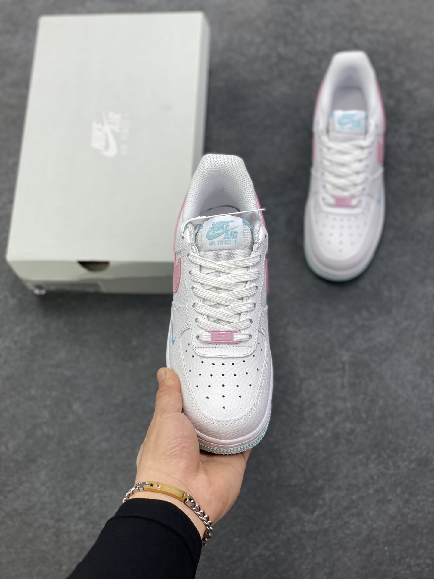 图片[2]-福利特价 Nike Air Force 1 07 low空军一号板鞋 白粉 原楦头原纸板 打造纯正空军版型#专注外贸渠道 全掌内置蜂窝气垫 #原盒配件 原厂中底钢印、拉帮完美 货号：IH0640-161 尺码：36 36.5 37.5 38 38.5 39 40-选品中心