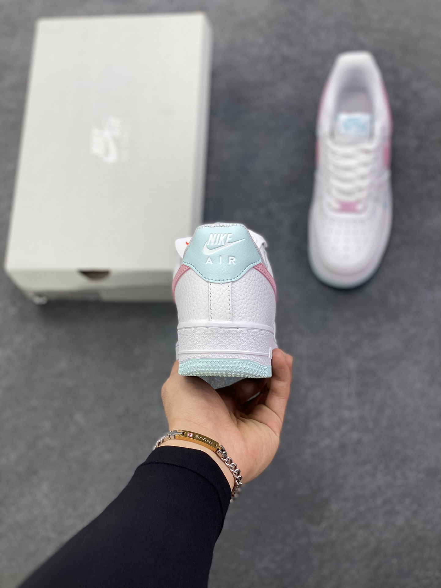 图片[4]-福利特价 Nike Air Force 1 07 low空军一号板鞋 白粉 原楦头原纸板 打造纯正空军版型#专注外贸渠道 全掌内置蜂窝气垫 #原盒配件 原厂中底钢印、拉帮完美 货号：IH0640-161 尺码：36 36.5 37.5 38 38.5 39 40-选品中心