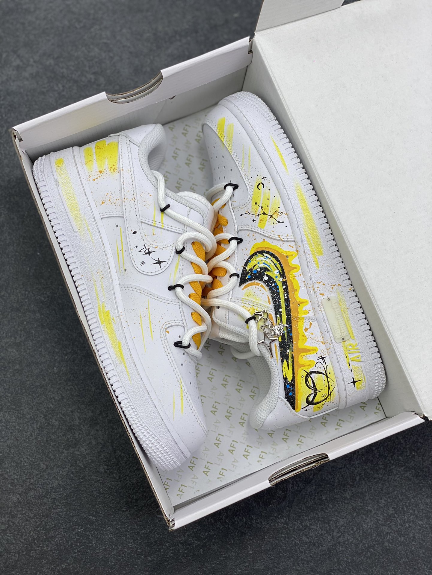 图片[9]-手绘涂鸦“金牛座”十二星座系列 Nike Air Force 1 “Taurus”空军一号定制板鞋 黄黑涂鸦泼洒出艺术张力，金牛座星座符号与星空元素巧妙融入，每一处笔触都似星芒闪烁，将金牛座的沉稳与星空的浩瀚揉成潮流语言。个性手绘赋予其独一无二的灵魂，无论是日常出街还是情侣搭配，都能成为吸睛焦点，让你在潮流浪潮中，踩着“金牛星芒”的艺术节拍，走出专属的风格步调 货号：星座420-520 尺码：36 36.5 37.5 38 38.5 39 40 40.5 41 42 42.5 43 44 44.5 45-选品中心