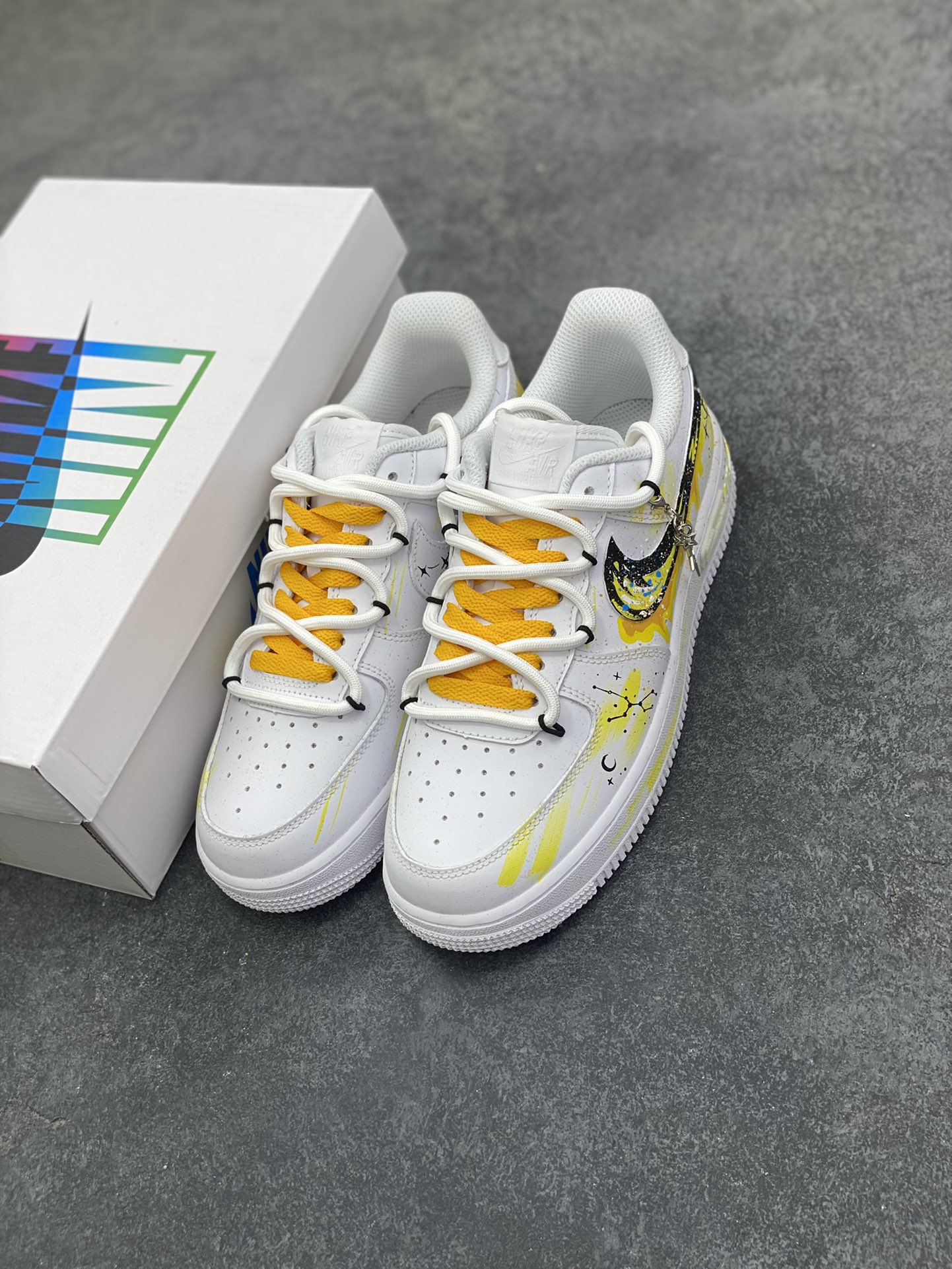 图片[8]-手绘涂鸦“金牛座”十二星座系列 Nike Air Force 1 “Taurus”空军一号定制板鞋 黄黑涂鸦泼洒出艺术张力，金牛座星座符号与星空元素巧妙融入，每一处笔触都似星芒闪烁，将金牛座的沉稳与星空的浩瀚揉成潮流语言。个性手绘赋予其独一无二的灵魂，无论是日常出街还是情侣搭配，都能成为吸睛焦点，让你在潮流浪潮中，踩着“金牛星芒”的艺术节拍，走出专属的风格步调 货号：星座420-520 尺码：36 36.5 37.5 38 38.5 39 40 40.5 41 42 42.5 43 44 44.5 45-选品中心