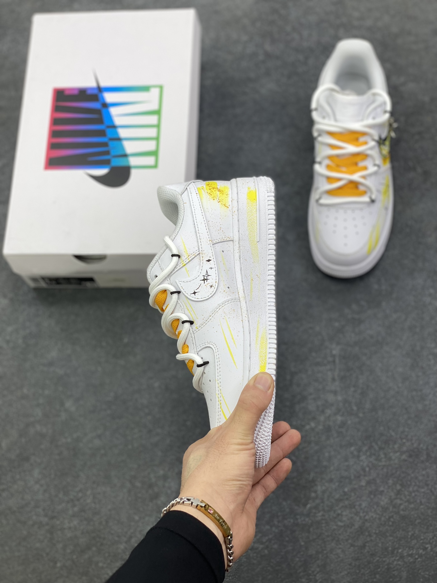 图片[3]-手绘涂鸦“金牛座”十二星座系列 Nike Air Force 1 “Taurus”空军一号定制板鞋 黄黑涂鸦泼洒出艺术张力，金牛座星座符号与星空元素巧妙融入，每一处笔触都似星芒闪烁，将金牛座的沉稳与星空的浩瀚揉成潮流语言。个性手绘赋予其独一无二的灵魂，无论是日常出街还是情侣搭配，都能成为吸睛焦点，让你在潮流浪潮中，踩着“金牛星芒”的艺术节拍，走出专属的风格步调 货号：星座420-520 尺码：36 36.5 37.5 38 38.5 39 40 40.5 41 42 42.5 43 44 44.5 45-选品中心