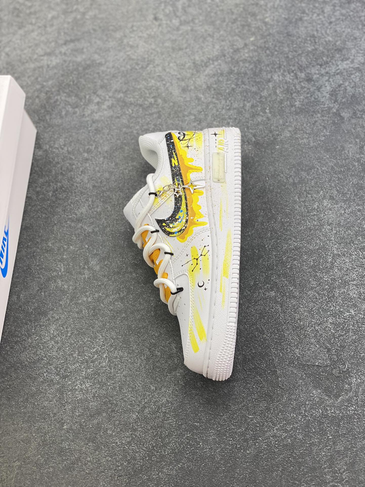 图片[7]-手绘涂鸦“金牛座”十二星座系列 Nike Air Force 1 “Taurus”空军一号定制板鞋 黄黑涂鸦泼洒出艺术张力，金牛座星座符号与星空元素巧妙融入，每一处笔触都似星芒闪烁，将金牛座的沉稳与星空的浩瀚揉成潮流语言。个性手绘赋予其独一无二的灵魂，无论是日常出街还是情侣搭配，都能成为吸睛焦点，让你在潮流浪潮中，踩着“金牛星芒”的艺术节拍，走出专属的风格步调 货号：星座420-520 尺码：36 36.5 37.5 38 38.5 39 40 40.5 41 42 42.5 43 44 44.5 45-选品中心