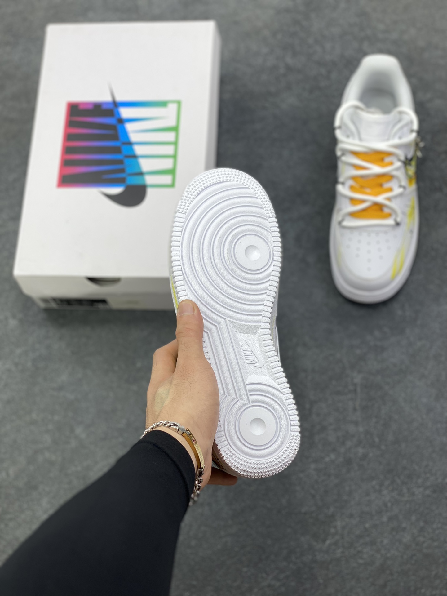 图片[5]-手绘涂鸦“金牛座”十二星座系列 Nike Air Force 1 “Taurus”空军一号定制板鞋 黄黑涂鸦泼洒出艺术张力，金牛座星座符号与星空元素巧妙融入，每一处笔触都似星芒闪烁，将金牛座的沉稳与星空的浩瀚揉成潮流语言。个性手绘赋予其独一无二的灵魂，无论是日常出街还是情侣搭配，都能成为吸睛焦点，让你在潮流浪潮中，踩着“金牛星芒”的艺术节拍，走出专属的风格步调 货号：星座420-520 尺码：36 36.5 37.5 38 38.5 39 40 40.5 41 42 42.5 43 44 44.5 45-选品中心