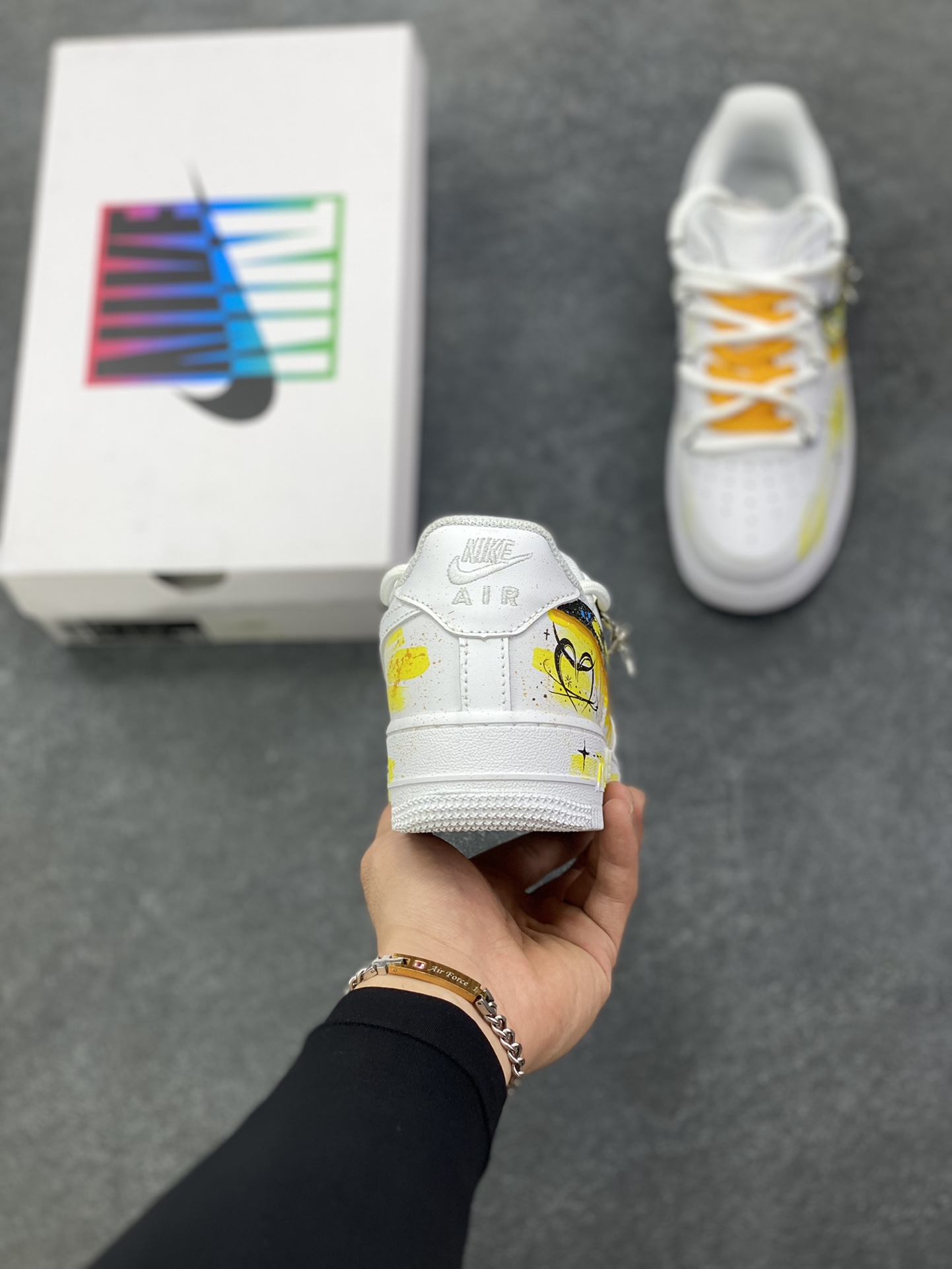 图片[4]-手绘涂鸦“金牛座”十二星座系列 Nike Air Force 1 “Taurus”空军一号定制板鞋 黄黑涂鸦泼洒出艺术张力，金牛座星座符号与星空元素巧妙融入，每一处笔触都似星芒闪烁，将金牛座的沉稳与星空的浩瀚揉成潮流语言。个性手绘赋予其独一无二的灵魂，无论是日常出街还是情侣搭配，都能成为吸睛焦点，让你在潮流浪潮中，踩着“金牛星芒”的艺术节拍，走出专属的风格步调 货号：星座420-520 尺码：36 36.5 37.5 38 38.5 39 40 40.5 41 42 42.5 43 44 44.5 45-选品中心