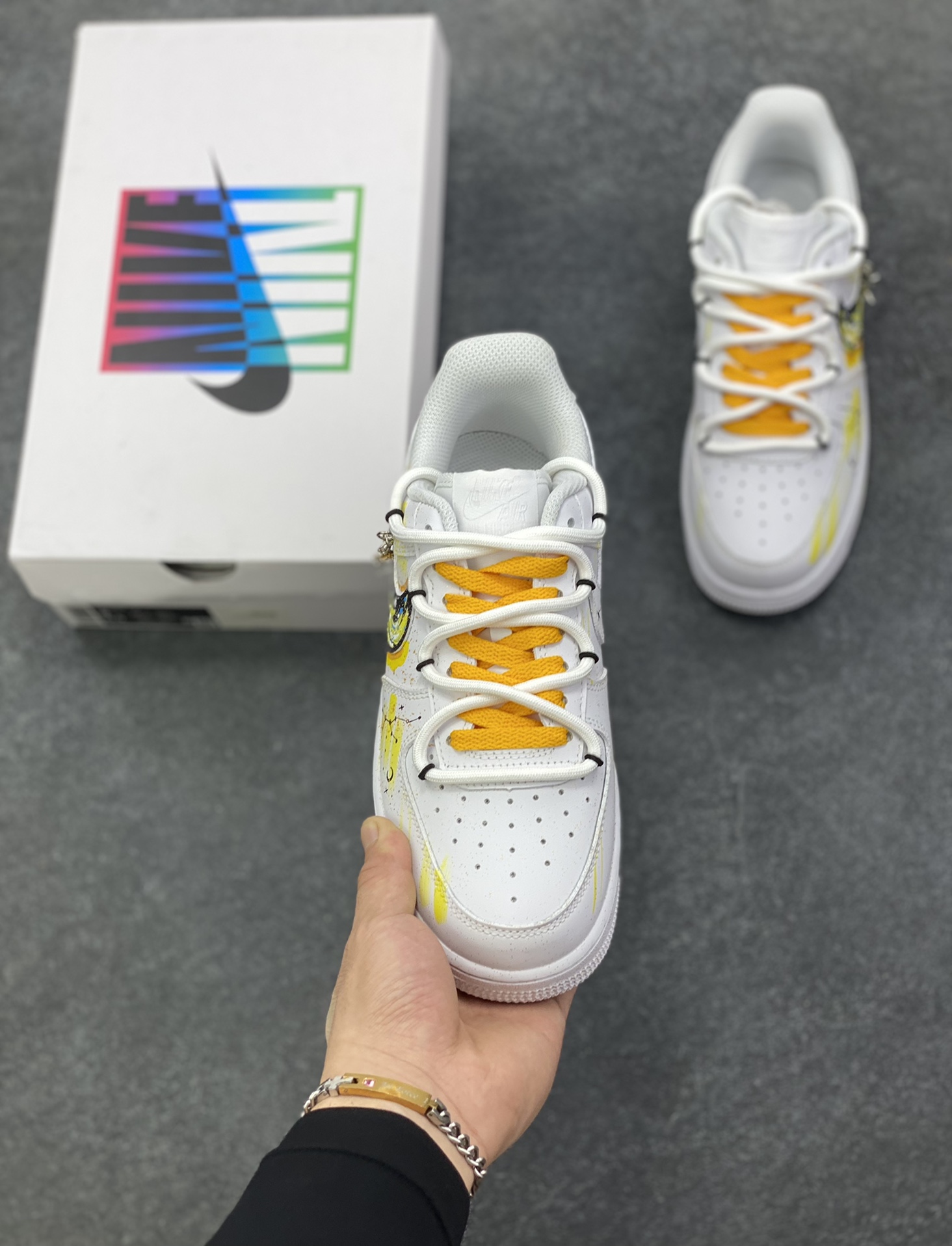 图片[2]-手绘涂鸦“金牛座”十二星座系列 Nike Air Force 1 “Taurus”空军一号定制板鞋 黄黑涂鸦泼洒出艺术张力，金牛座星座符号与星空元素巧妙融入，每一处笔触都似星芒闪烁，将金牛座的沉稳与星空的浩瀚揉成潮流语言。个性手绘赋予其独一无二的灵魂，无论是日常出街还是情侣搭配，都能成为吸睛焦点，让你在潮流浪潮中，踩着“金牛星芒”的艺术节拍，走出专属的风格步调 货号：星座420-520 尺码：36 36.5 37.5 38 38.5 39 40 40.5 41 42 42.5 43 44 44.5 45-选品中心