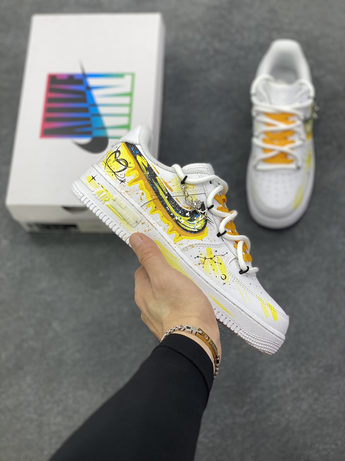 手绘涂鸦“金牛座”十二星座系列 Nike Air Force 1 “Taurus”空军一号定制板鞋 黄黑涂鸦泼洒出艺术张力，金牛座星座符号与星空元素巧妙融入，每一处笔触都似星芒闪烁，将金牛座的沉稳与星空的浩瀚揉成潮流语言。个性手绘赋予其独一无二的灵魂，无论是日常出街还是情侣搭配，都能成为吸睛焦点，让你在潮流浪潮中，踩着“金牛星芒”的艺术节拍，走出专属的风格步调 货号：星座420-520 尺码：36 36.5 37.5 38 38.5 39 40 40.5 41 42 42.5 43 44 44.5 45-选品中心