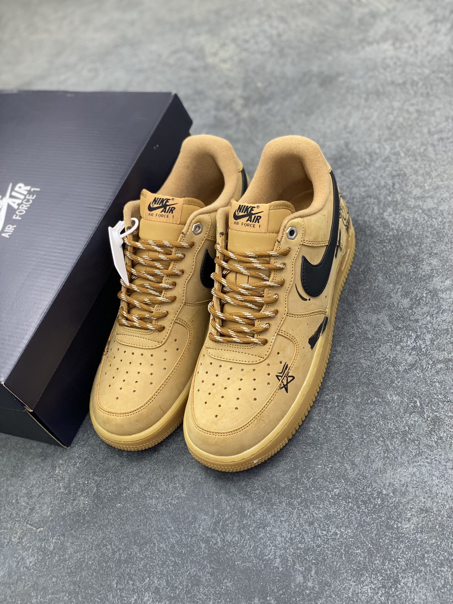 图片[8]-Nike Air Force 1 Low 小麦黑勾涂鸦 原楦头原纸板 打造纯正空军版型 专注外贸渠道 全掌内置蜂窝气垫 原盒配件 原厂中底钢印、拉帮完美 货号：CJ9179-700 尺码：36 36.5 37.5 38 38.5 39 40 40.5 41 42 42.5 43 44 44.5 45-选品中心