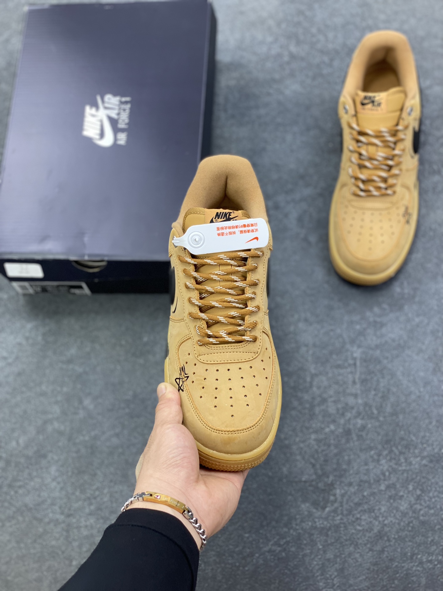 图片[2]-Nike Air Force 1 Low 小麦黑勾涂鸦 原楦头原纸板 打造纯正空军版型 专注外贸渠道 全掌内置蜂窝气垫 原盒配件 原厂中底钢印、拉帮完美 货号：CJ9179-700 尺码：36 36.5 37.5 38 38.5 39 40 40.5 41 42 42.5 43 44 44.5 45-选品中心