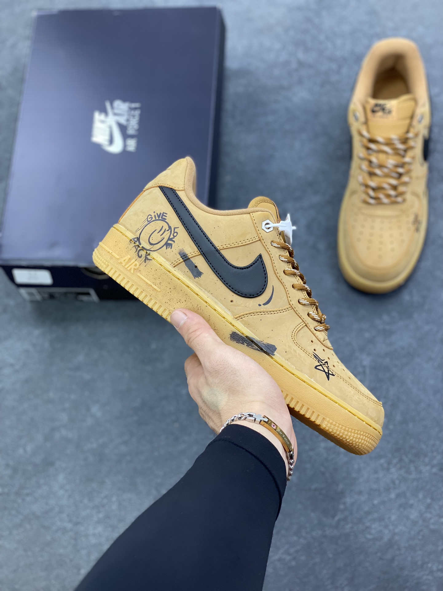Nike Air Force 1 Low 小麦黑勾涂鸦 原楦头原纸板 打造纯正空军版型 专注外贸渠道 全掌内置蜂窝气垫 原盒配件 原厂中底钢印、拉帮完美 货号：CJ9179-700 尺码：36 36.5 37.5 38 38.5 39 40 40.5 41 42 42.5 43 44 44.5 45-选品中心