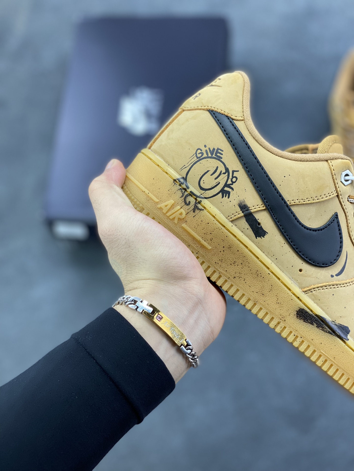 图片[6]-Nike Air Force 1 Low 小麦黑勾涂鸦 原楦头原纸板 打造纯正空军版型 专注外贸渠道 全掌内置蜂窝气垫 原盒配件 原厂中底钢印、拉帮完美 货号：CJ9179-700 尺码：36 36.5 37.5 38 38.5 39 40 40.5 41 42 42.5 43 44 44.5 45-选品中心