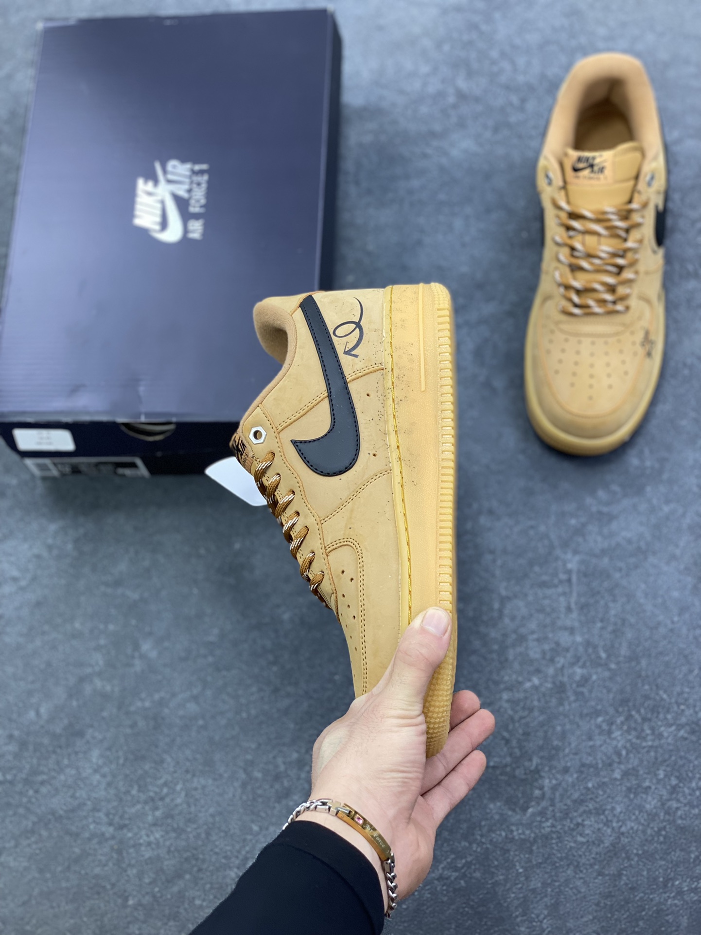 图片[3]-Nike Air Force 1 Low 小麦黑勾涂鸦 原楦头原纸板 打造纯正空军版型 专注外贸渠道 全掌内置蜂窝气垫 原盒配件 原厂中底钢印、拉帮完美 货号：CJ9179-700 尺码：36 36.5 37.5 38 38.5 39 40 40.5 41 42 42.5 43 44 44.5 45-选品中心