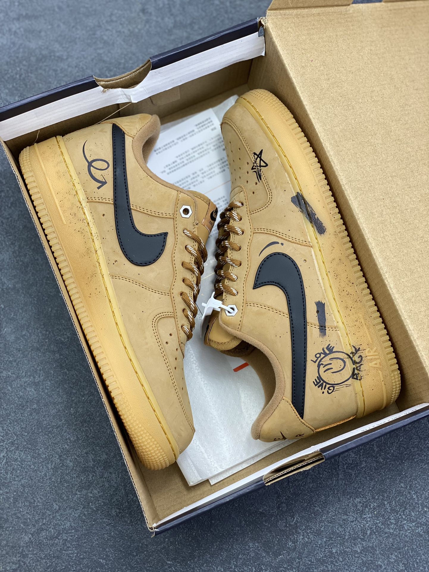 图片[9]-Nike Air Force 1 Low 小麦黑勾涂鸦 原楦头原纸板 打造纯正空军版型 专注外贸渠道 全掌内置蜂窝气垫 原盒配件 原厂中底钢印、拉帮完美 货号：CJ9179-700 尺码：36 36.5 37.5 38 38.5 39 40 40.5 41 42 42.5 43 44 44.5 45-选品中心