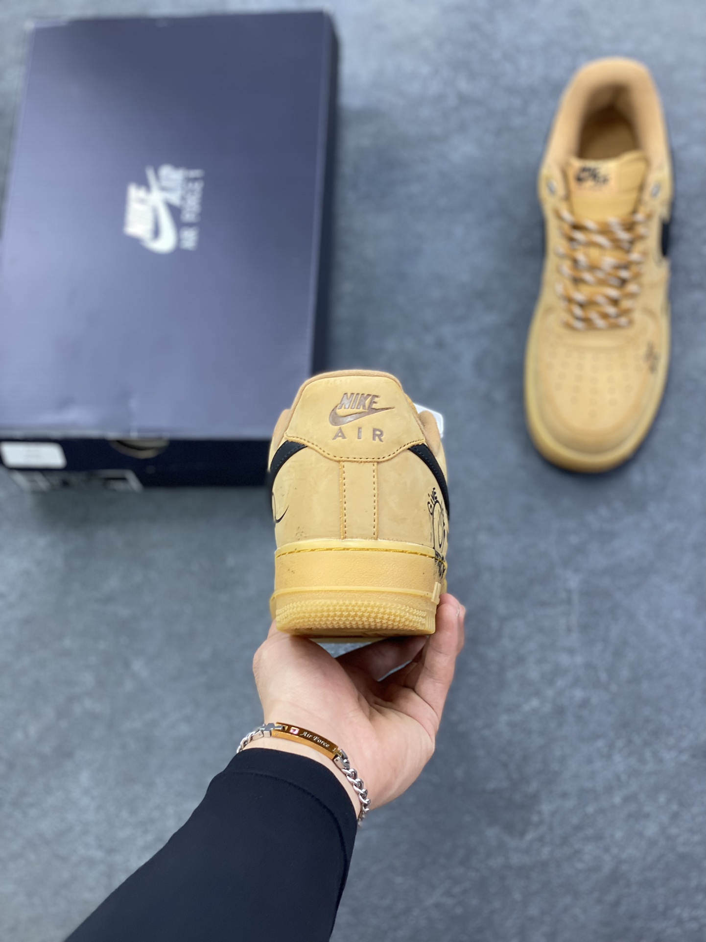 图片[4]-Nike Air Force 1 Low 小麦黑勾涂鸦 原楦头原纸板 打造纯正空军版型 专注外贸渠道 全掌内置蜂窝气垫 原盒配件 原厂中底钢印、拉帮完美 货号：CJ9179-700 尺码：36 36.5 37.5 38 38.5 39 40 40.5 41 42 42.5 43 44 44.5 45-选品中心