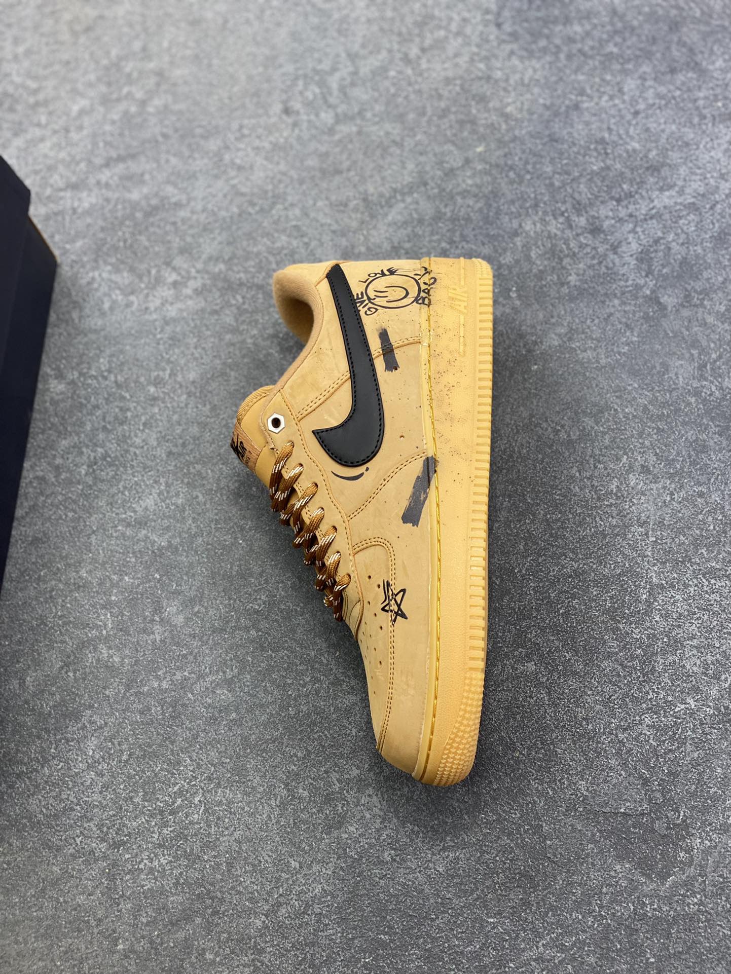 图片[7]-Nike Air Force 1 Low 小麦黑勾涂鸦 原楦头原纸板 打造纯正空军版型 专注外贸渠道 全掌内置蜂窝气垫 原盒配件 原厂中底钢印、拉帮完美 货号：CJ9179-700 尺码：36 36.5 37.5 38 38.5 39 40 40.5 41 42 42.5 43 44 44.5 45-选品中心