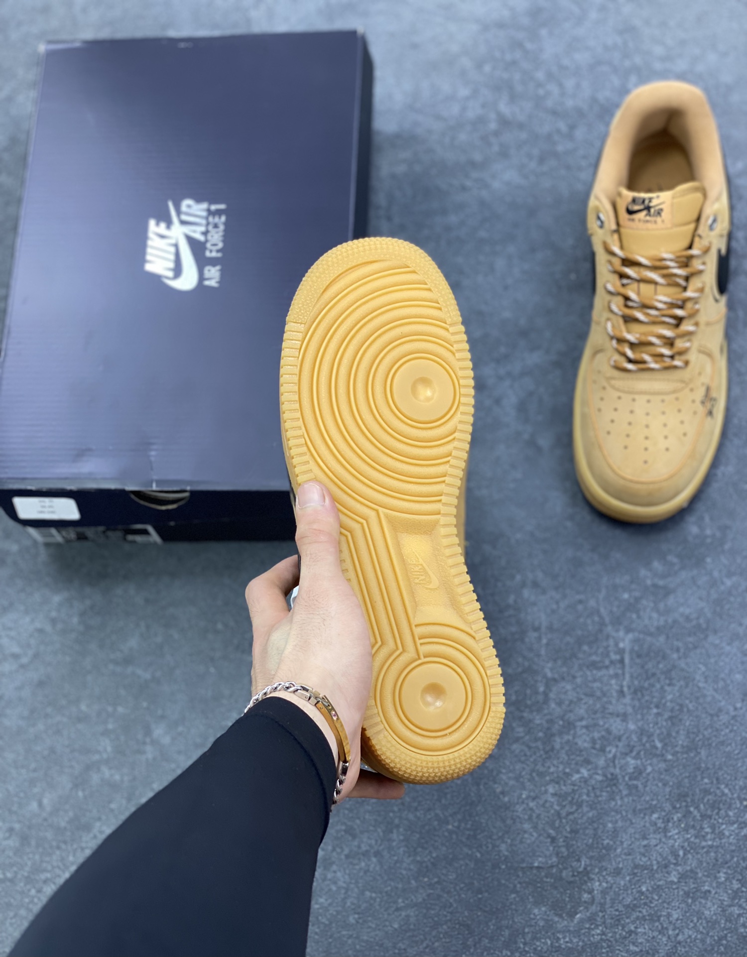 图片[5]-Nike Air Force 1 Low 小麦黑勾涂鸦 原楦头原纸板 打造纯正空军版型 专注外贸渠道 全掌内置蜂窝气垫 原盒配件 原厂中底钢印、拉帮完美 货号：CJ9179-700 尺码：36 36.5 37.5 38 38.5 39 40 40.5 41 42 42.5 43 44 44.5 45-选品中心