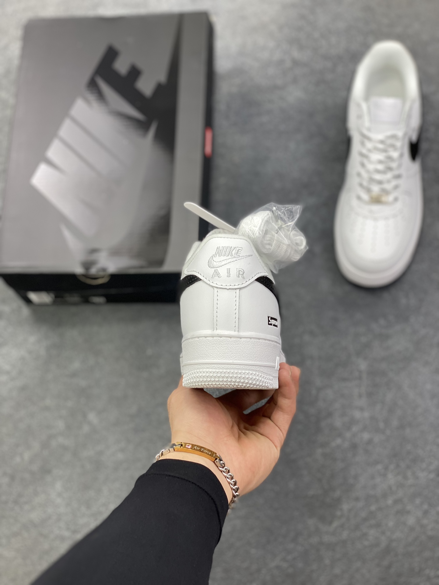 图片[4]-Nike Air Force 1 Low Supreme联名 空军一号低帮运动休闲板鞋 原楦头原纸板 打造纯正空军版型 专注外贸渠道 全掌内置蜂窝气垫 原盒配件 原厂中底钢印、拉帮完美 货号：CU9225-102 尺码：36 36.5 37.5 38 38.5 39 40 40.5 41 42 42.5 43 44 44.5 45-选品中心