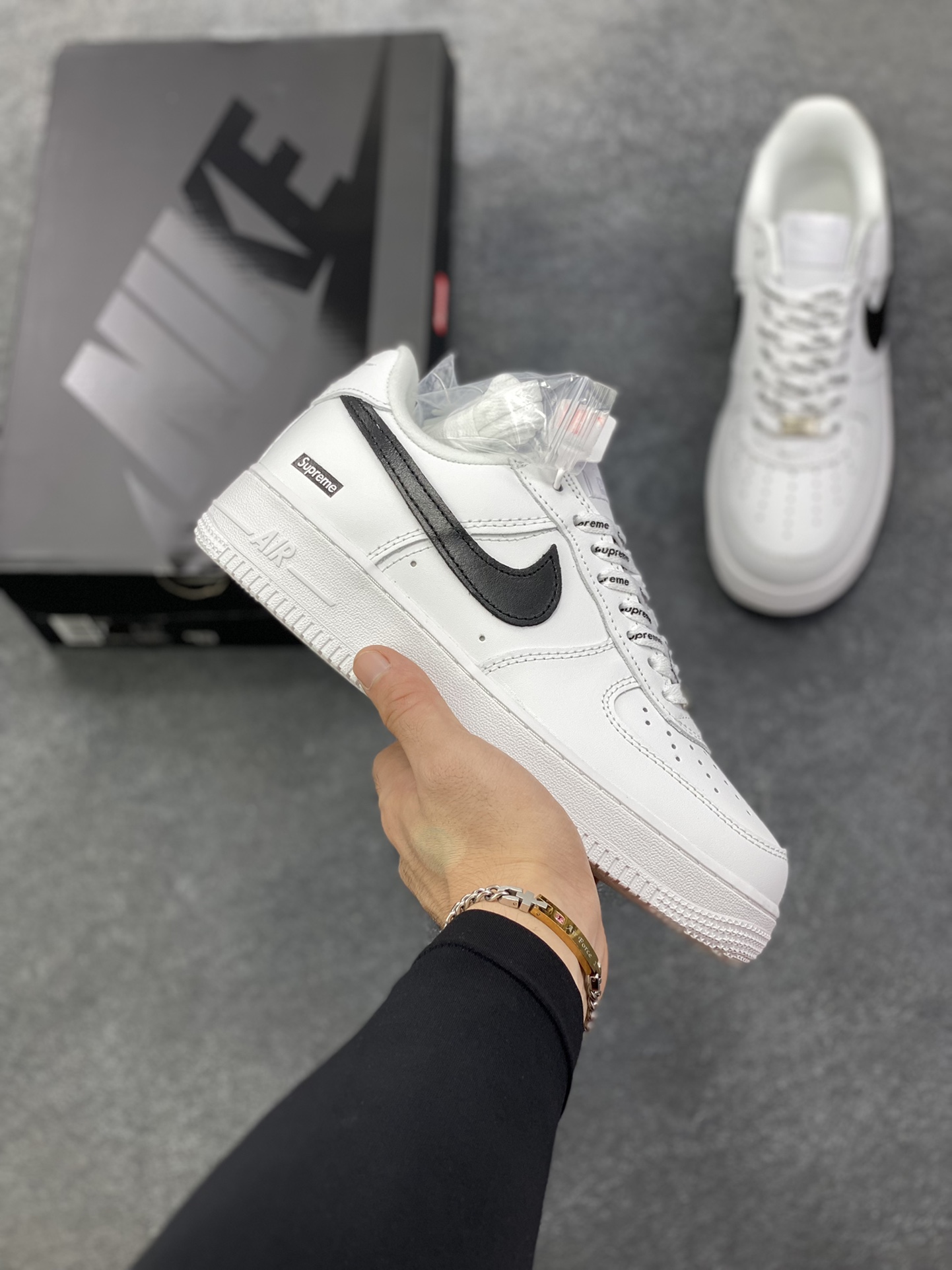 Nike Air Force 1 Low Supreme联名 空军一号低帮运动休闲板鞋 原楦头原纸板 打造纯正空军版型 专注外贸渠道 全掌内置蜂窝气垫 原盒配件 原厂中底钢印、拉帮完美 货号：CU9225-102 尺码：36 36.5 37.5 38 38.5 39 40 40.5 41 42 42.5 43 44 44.5 45-选品中心