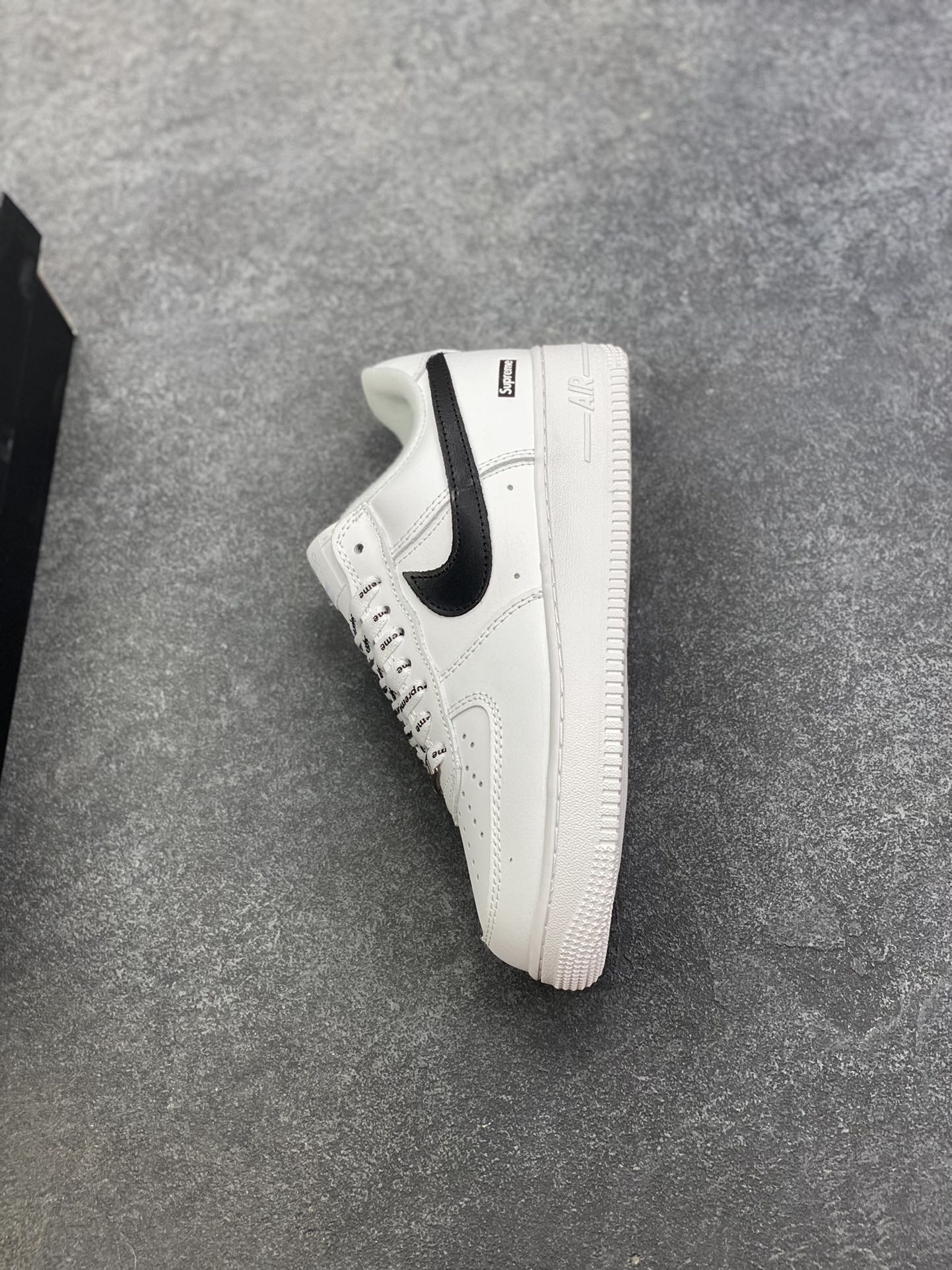 图片[7]-Nike Air Force 1 Low Supreme联名 空军一号低帮运动休闲板鞋 原楦头原纸板 打造纯正空军版型 专注外贸渠道 全掌内置蜂窝气垫 原盒配件 原厂中底钢印、拉帮完美 货号：CU9225-102 尺码：36 36.5 37.5 38 38.5 39 40 40.5 41 42 42.5 43 44 44.5 45-选品中心