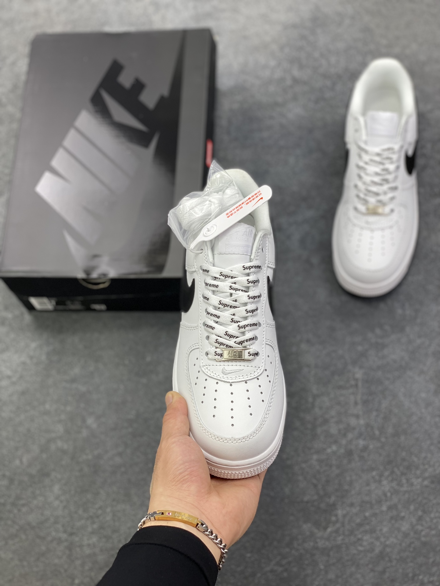 图片[2]-Nike Air Force 1 Low Supreme联名 空军一号低帮运动休闲板鞋 原楦头原纸板 打造纯正空军版型 专注外贸渠道 全掌内置蜂窝气垫 原盒配件 原厂中底钢印、拉帮完美 货号：CU9225-102 尺码：36 36.5 37.5 38 38.5 39 40 40.5 41 42 42.5 43 44 44.5 45-选品中心